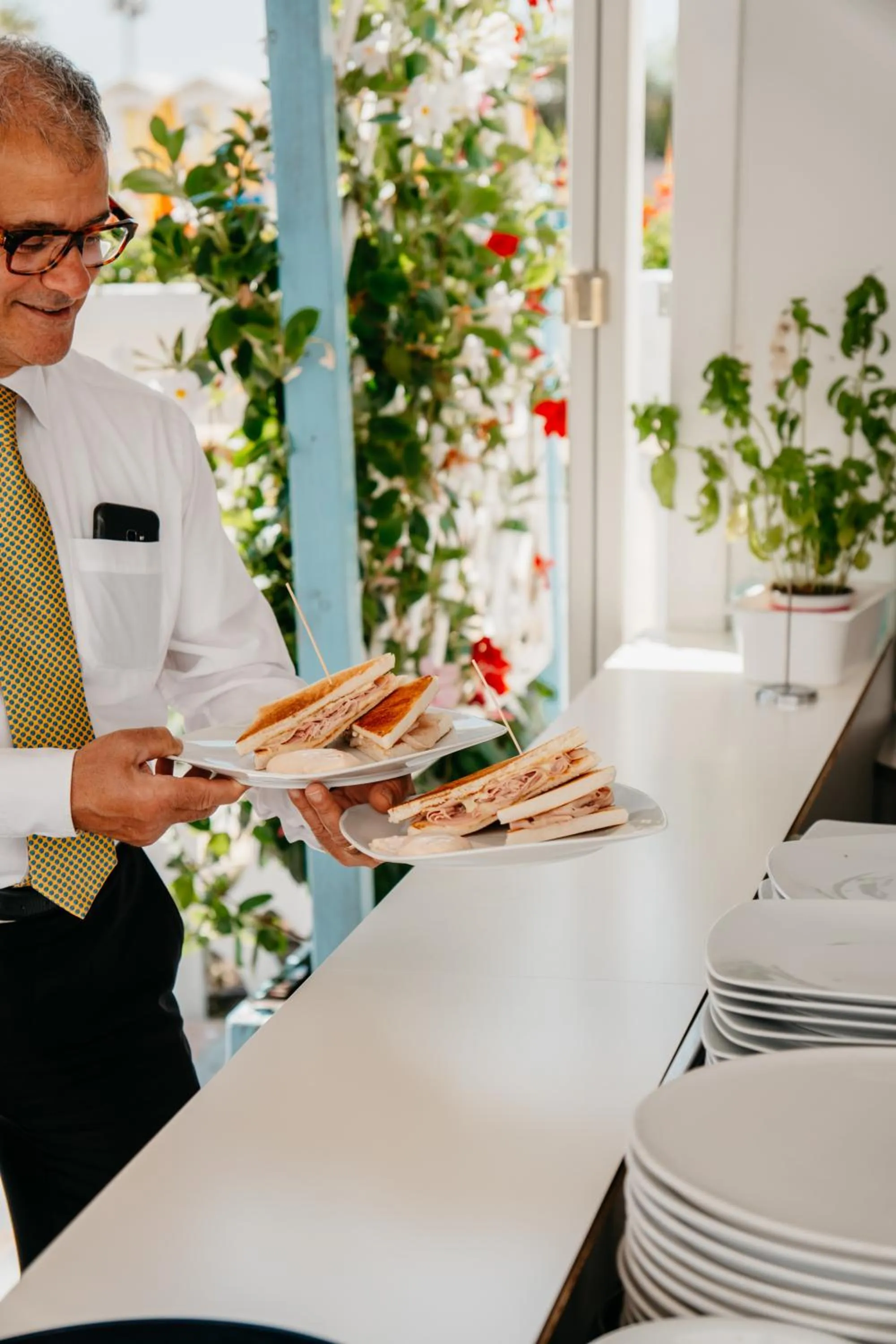 Restaurant/places to eat in Hotel Marina