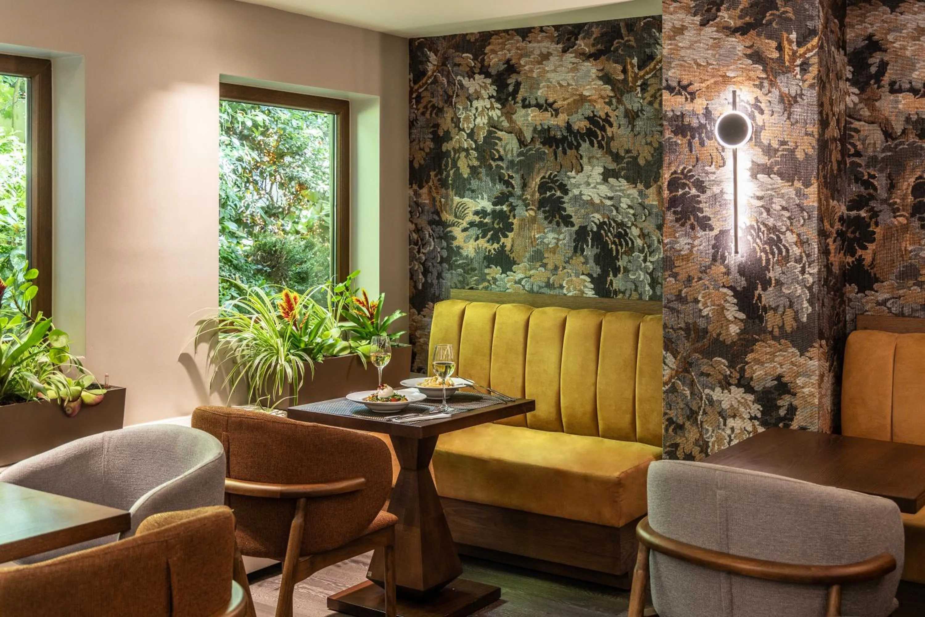 Restaurant/places to eat in The Y Hotel