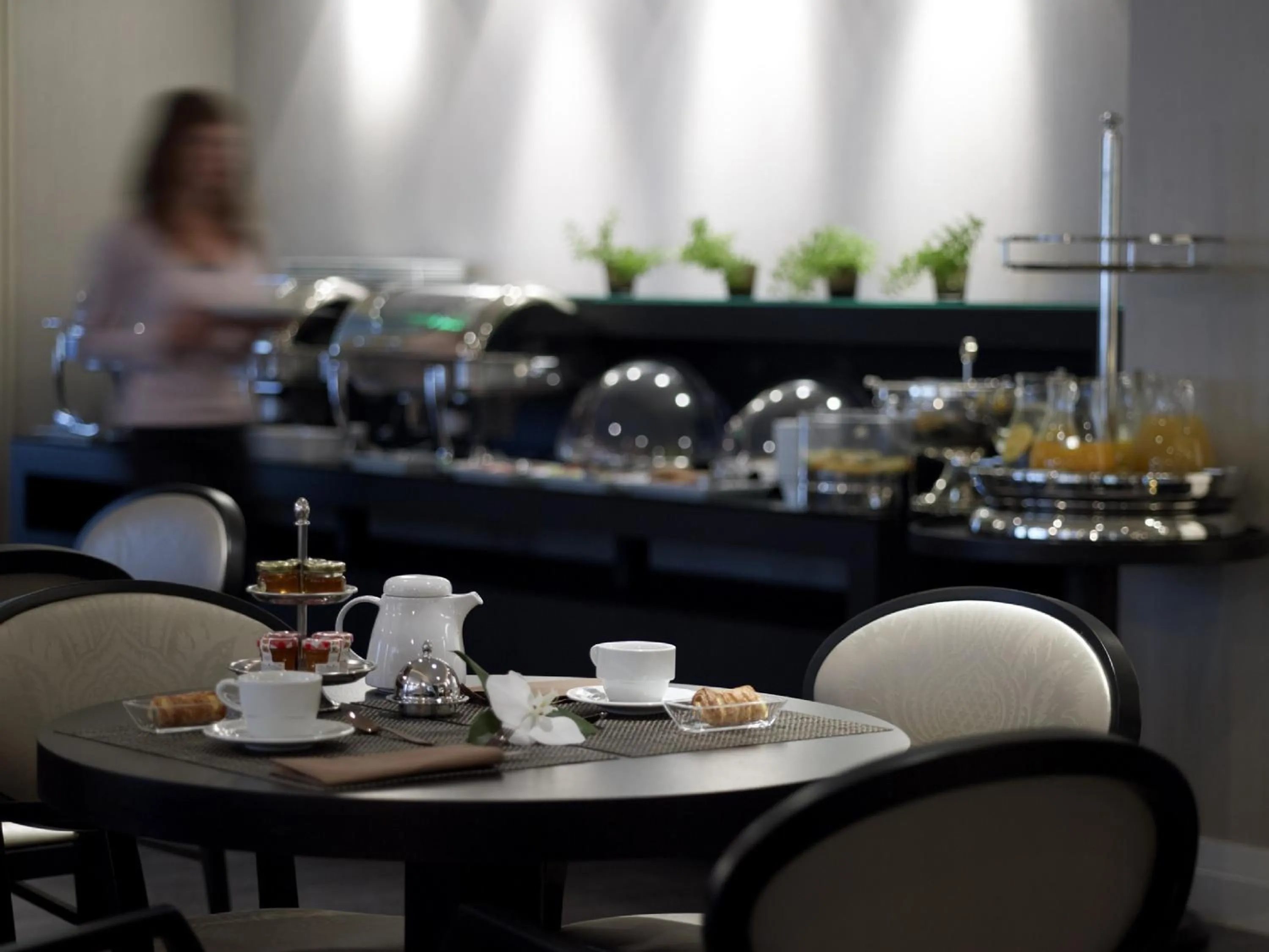 Restaurant/places to eat in The Y Hotel