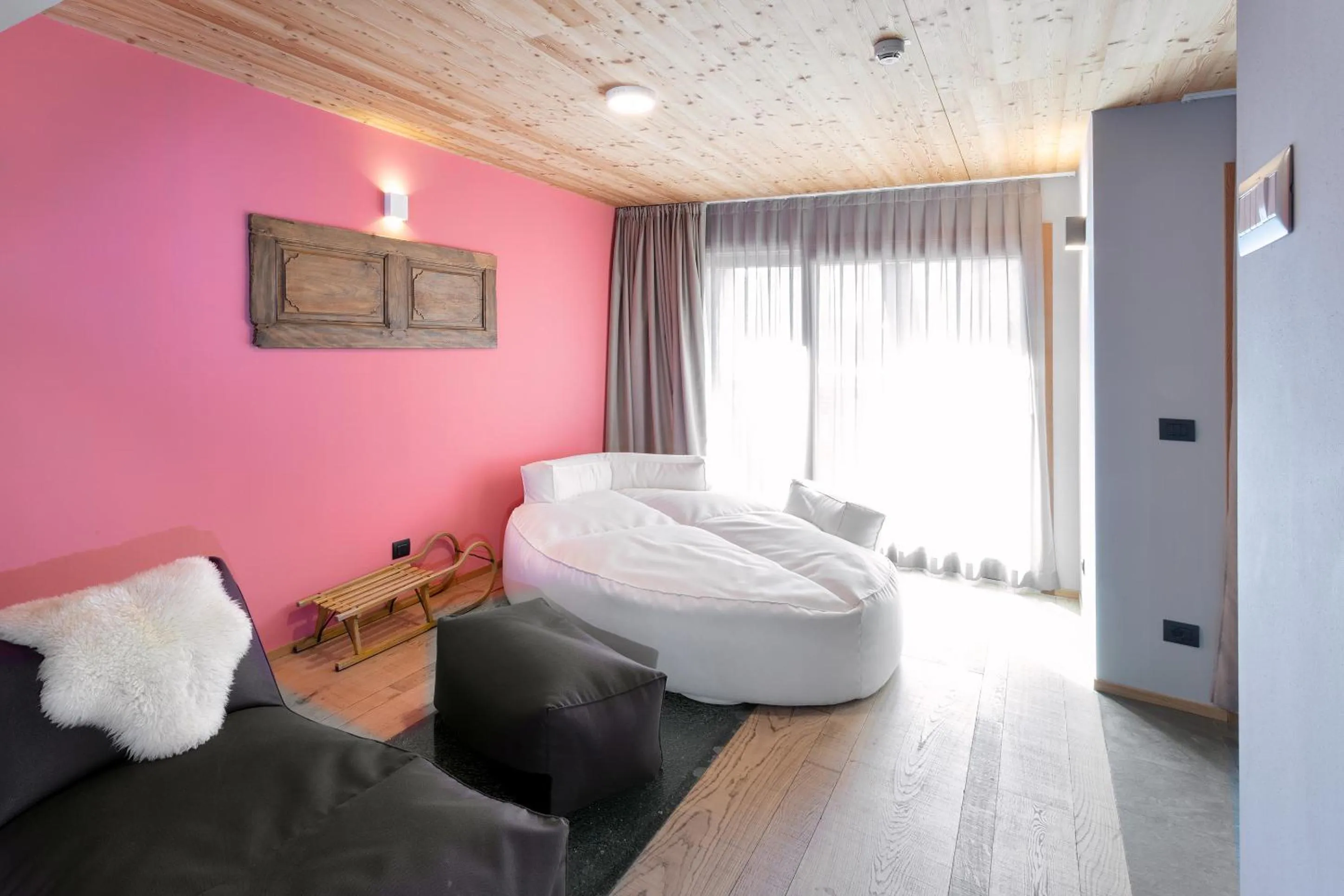 Living room, Bed in Aux Pieds du Roi - Suite & Spa