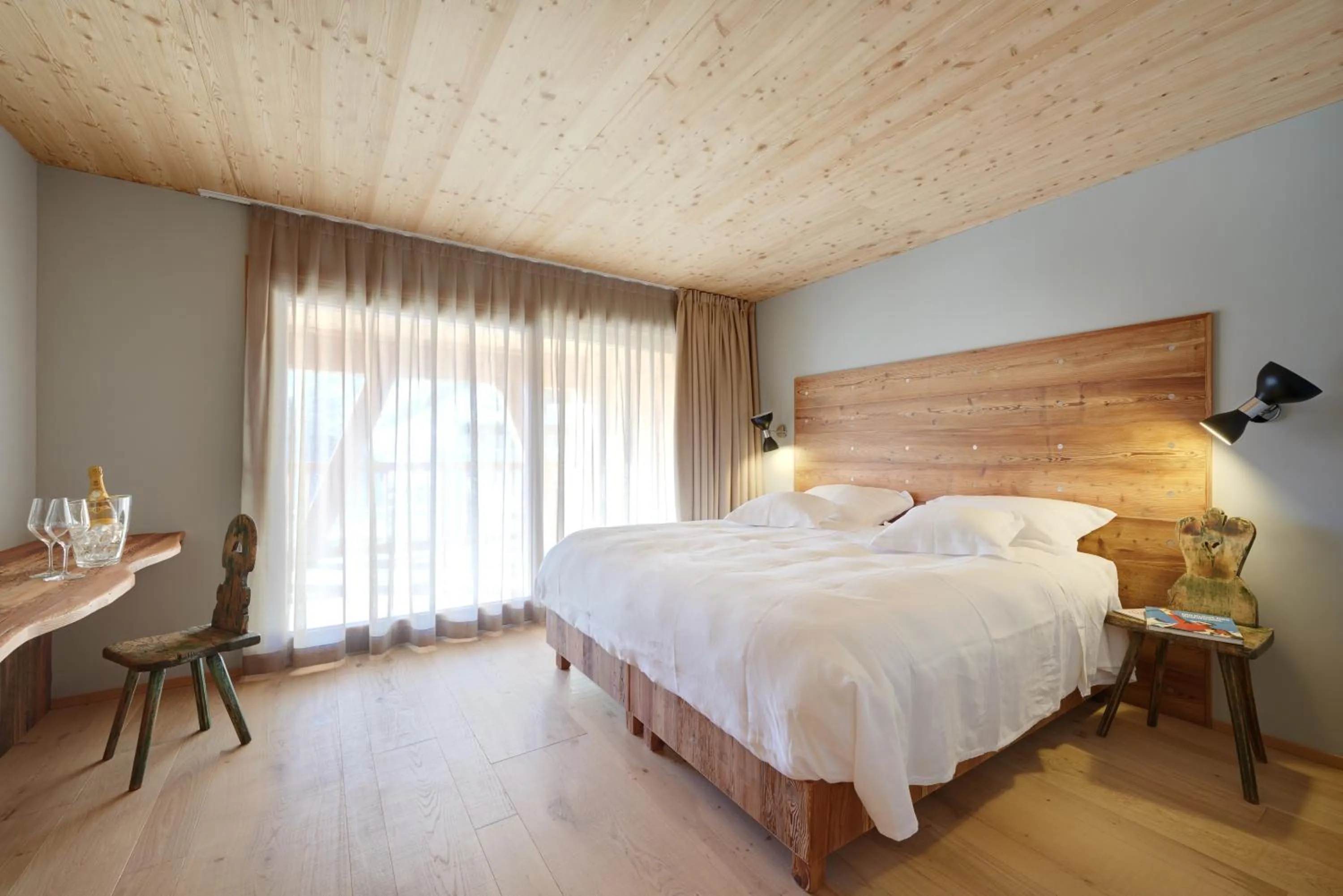 Photo of the whole room, Bed in Aux Pieds du Roi - Suite & Spa