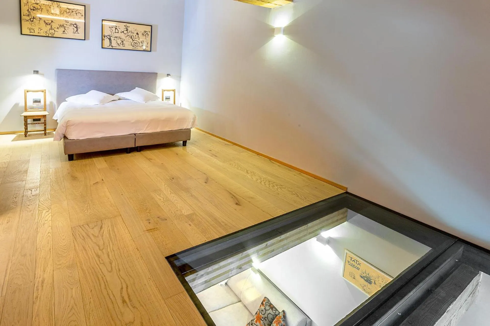 Bedroom, Bed in Aux Pieds du Roi - Suite & Spa