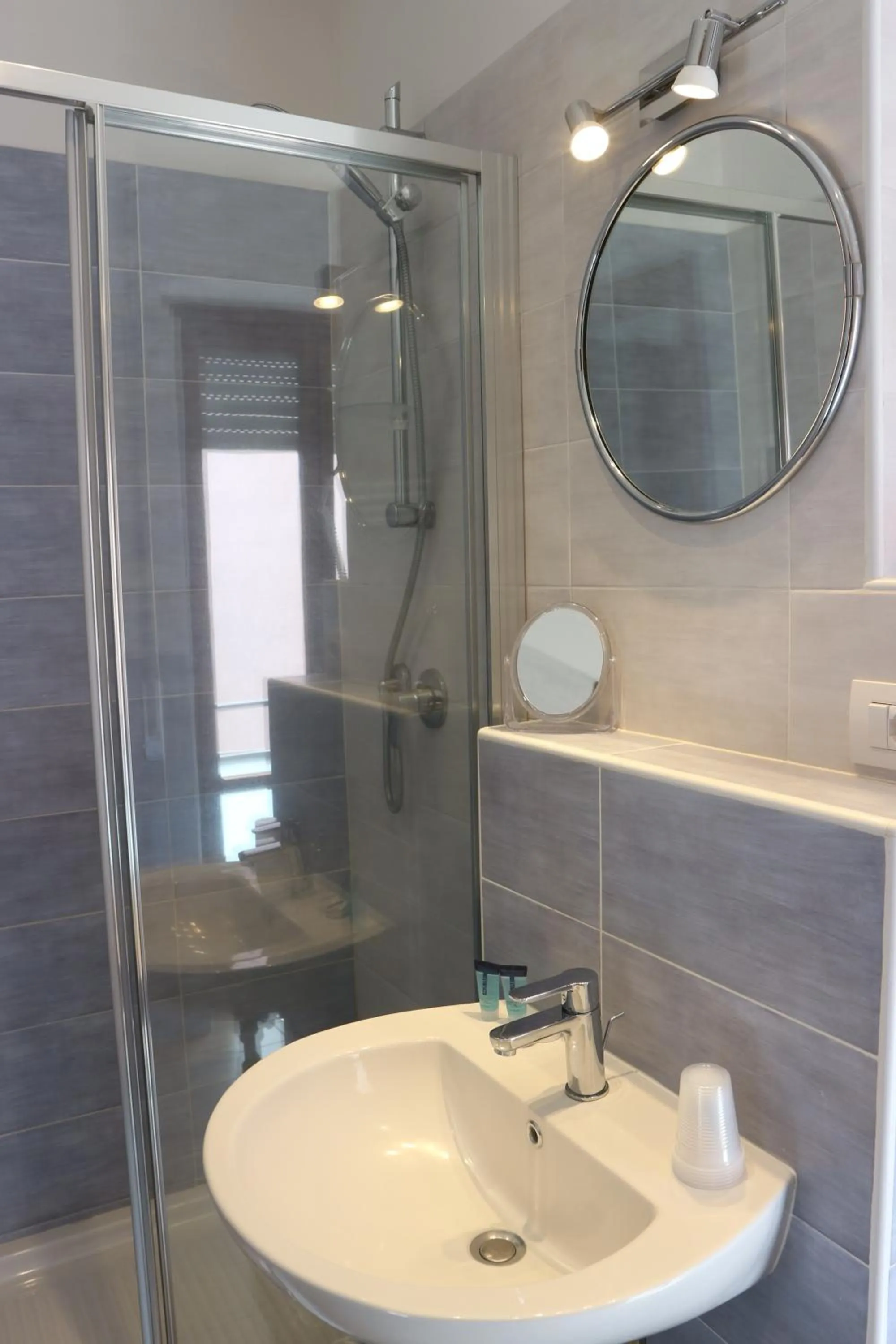 Shower in Hotel Viterbo Inn