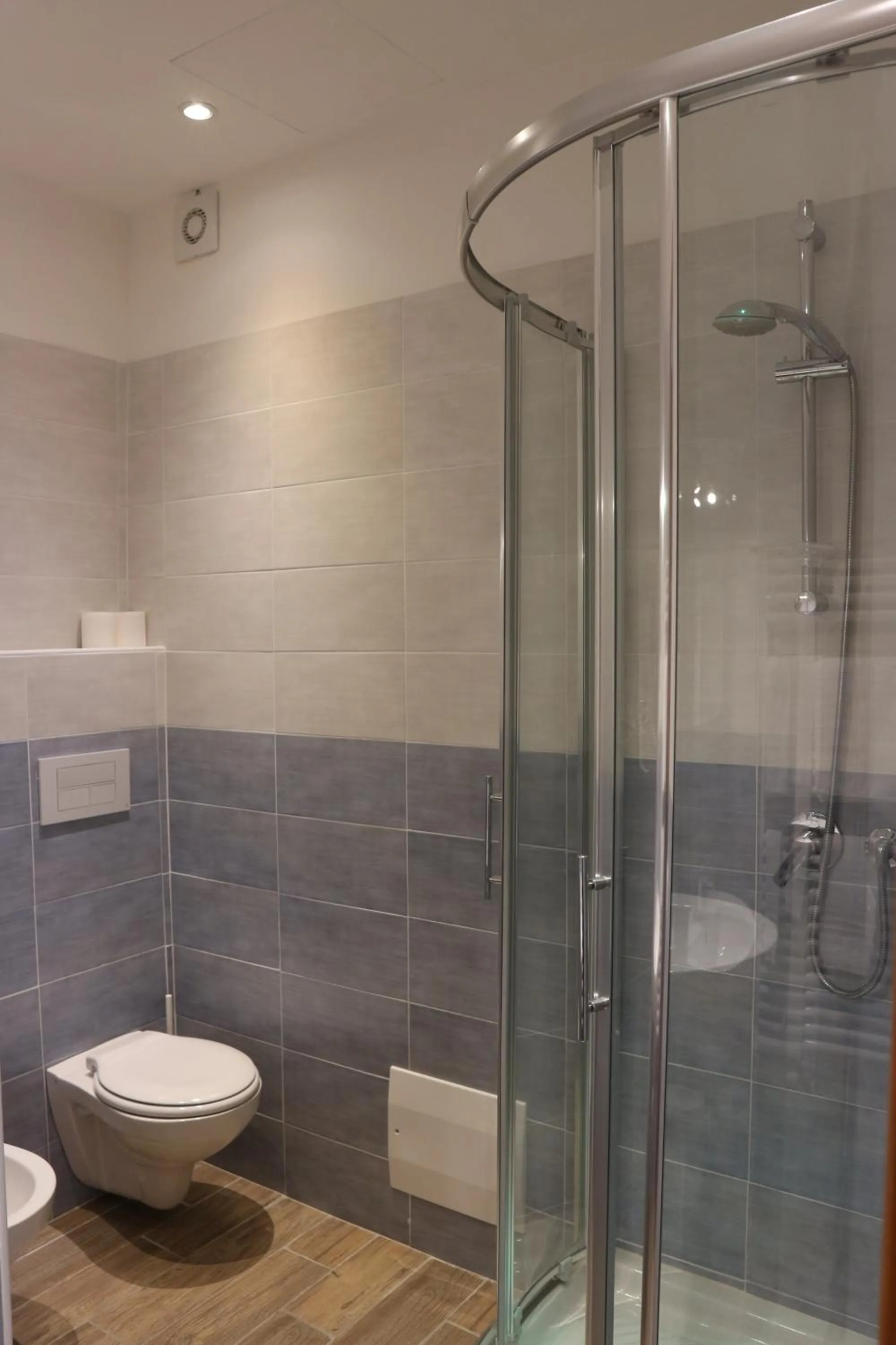 Shower in Hotel Viterbo Inn