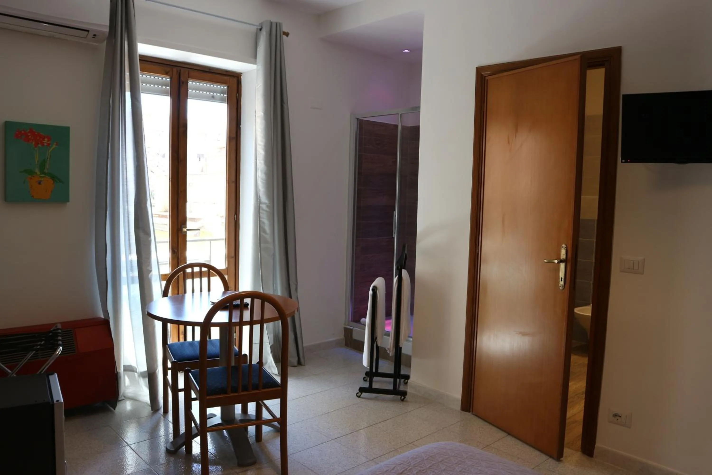 Shower in Hotel Viterbo Inn