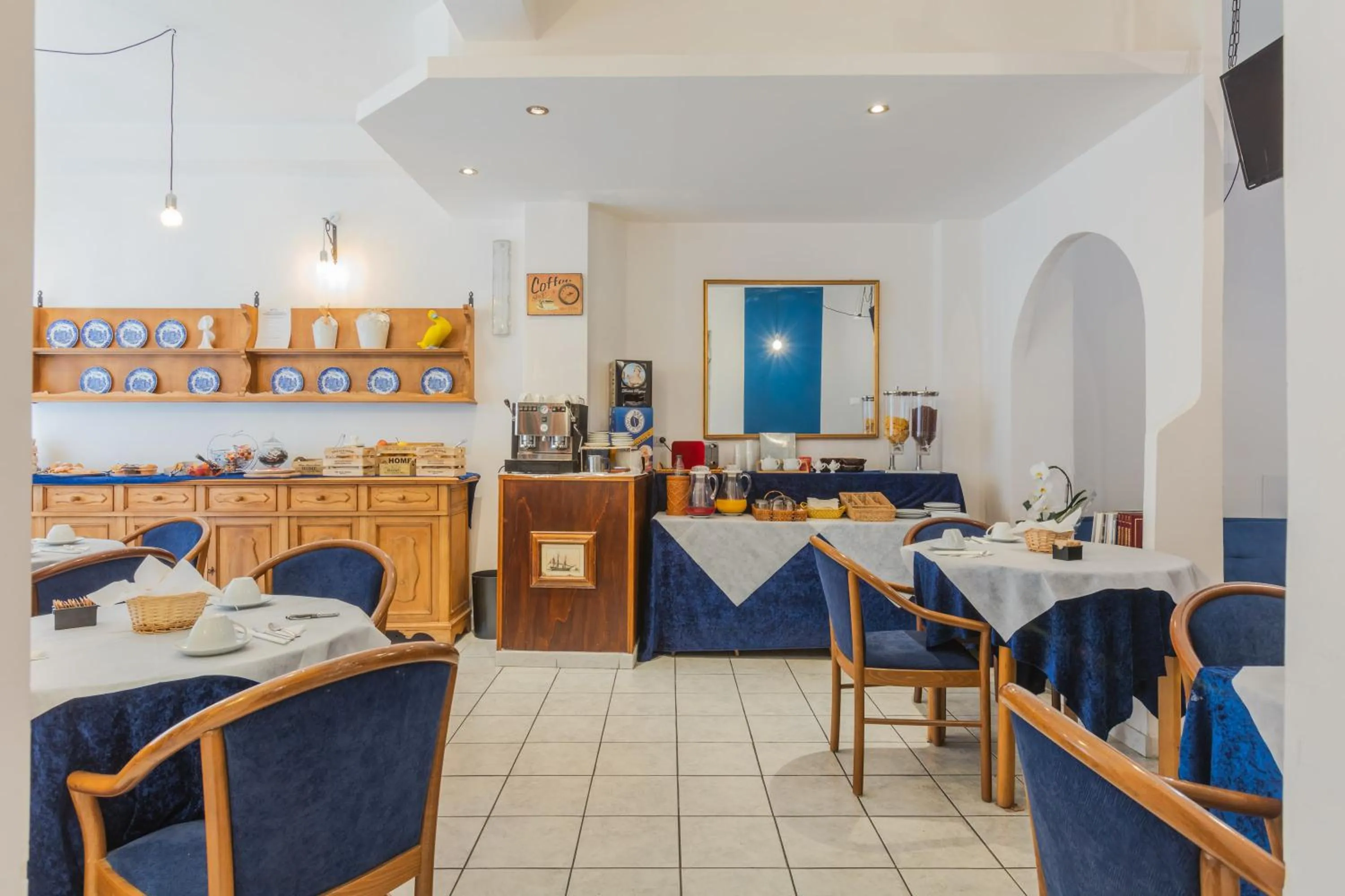 Coffee/tea facilities in Hotel Viterbo Inn
