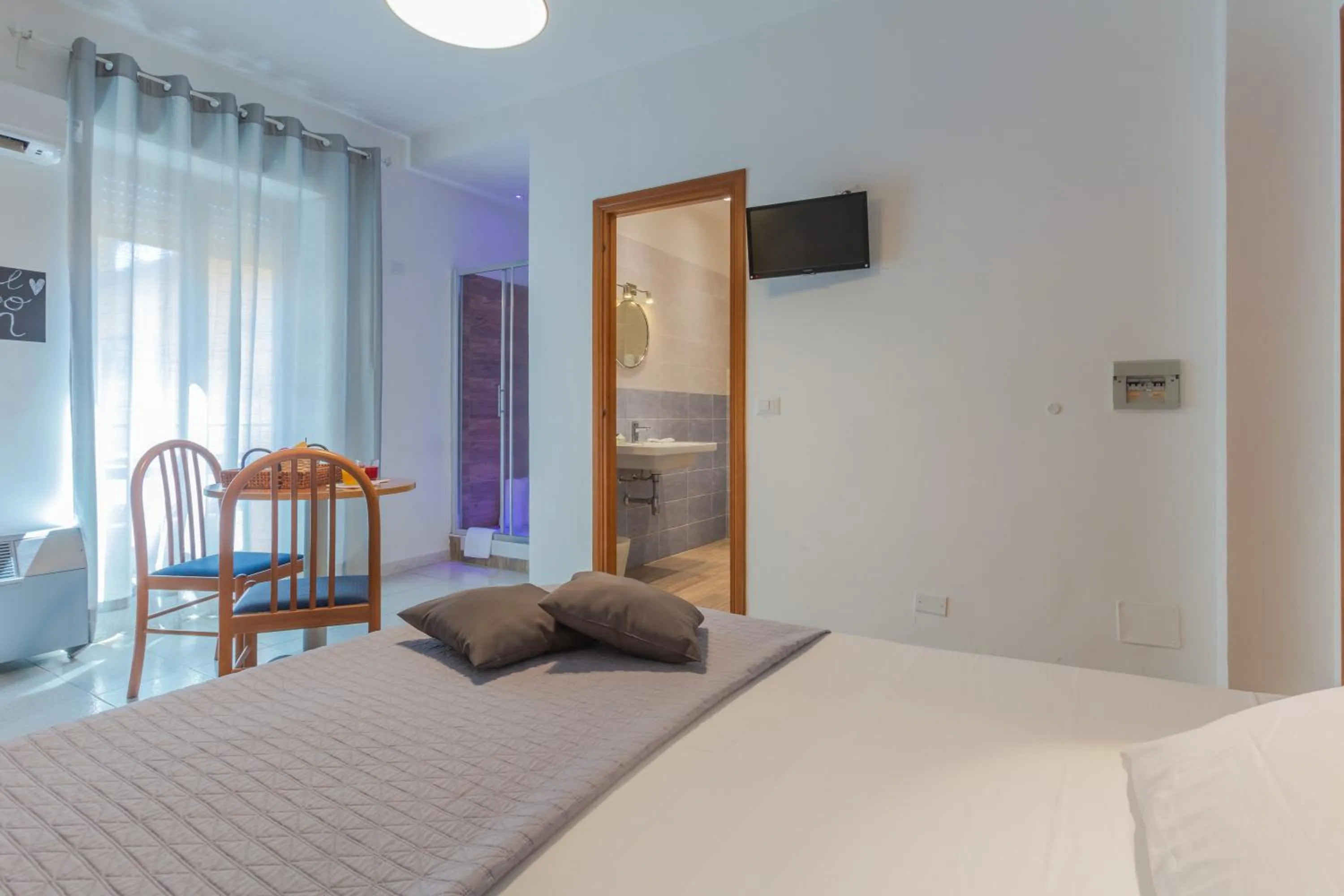 Bathroom, Bed in Hotel Viterbo Inn