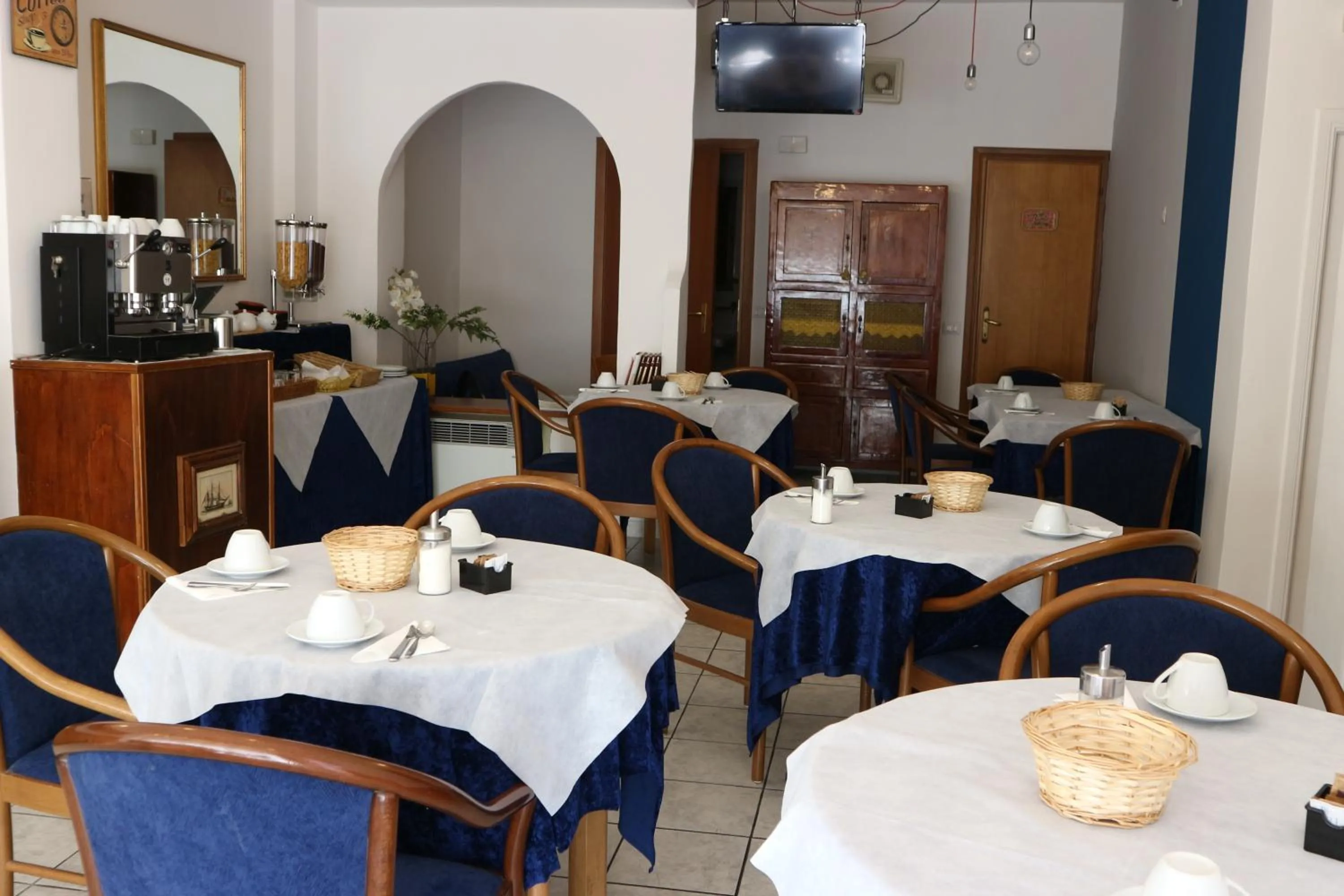 Restaurant/places to eat in Hotel Viterbo Inn