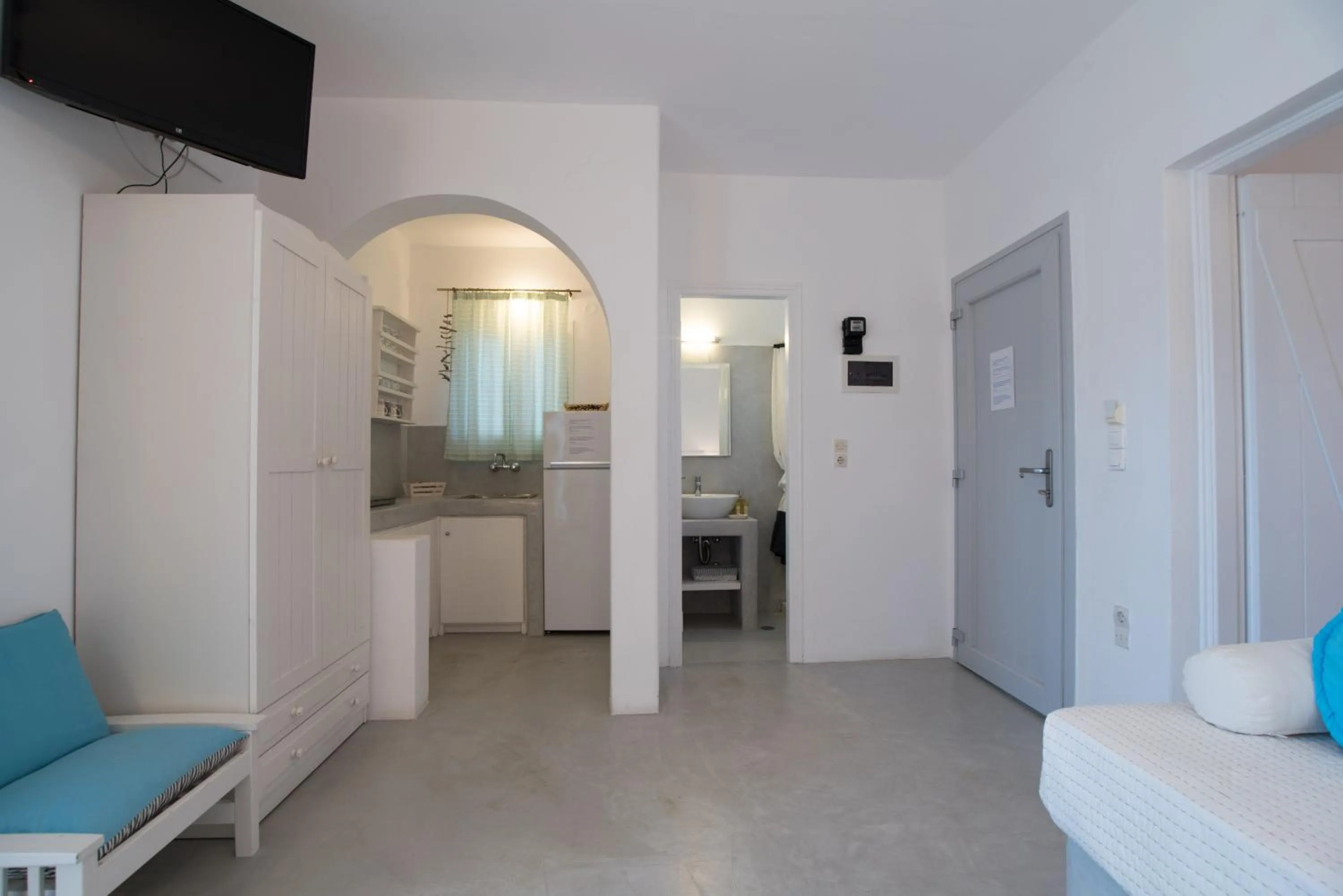 TV and multimedia in KrotiriBay adults