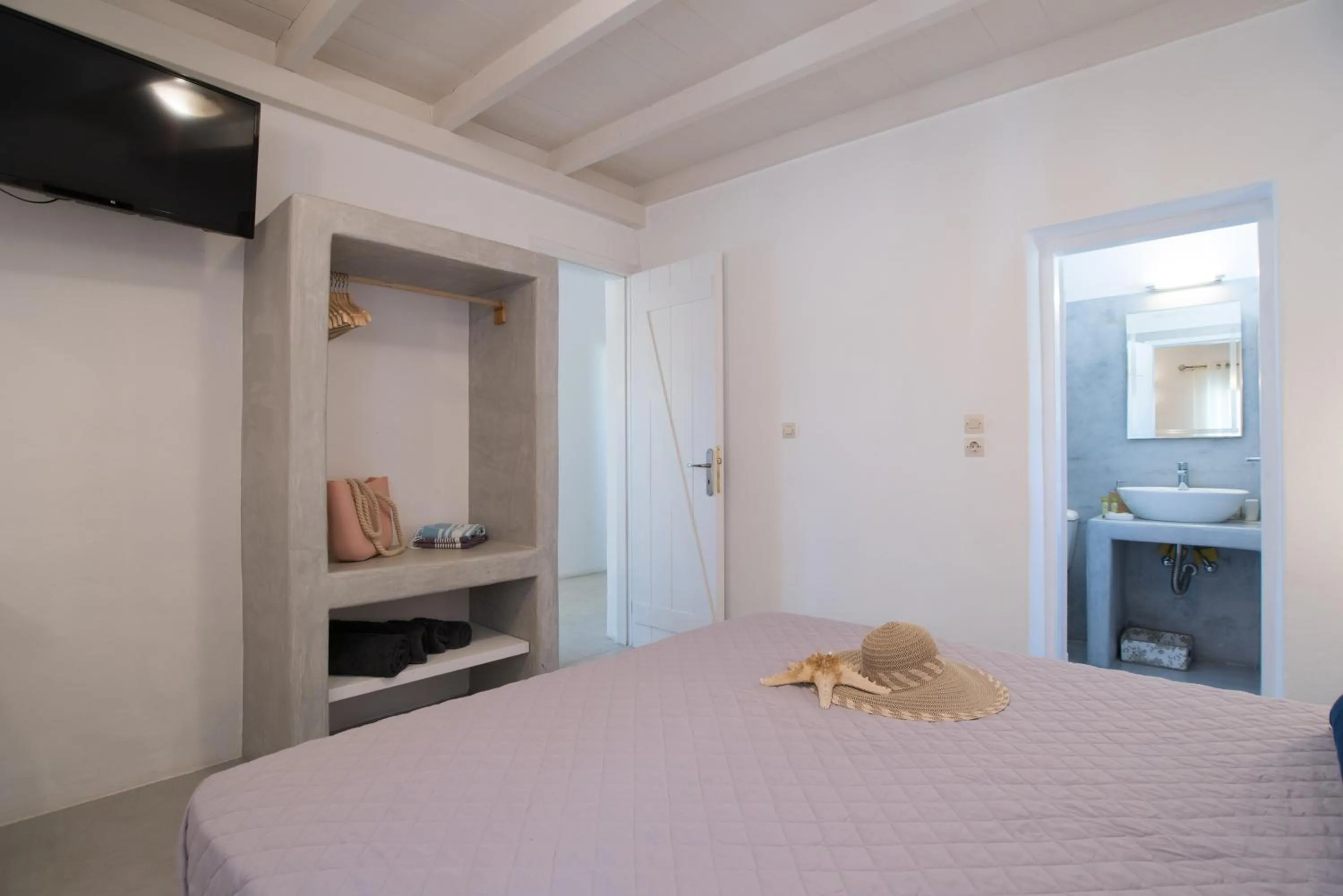 Bed in KrotiriBay adults