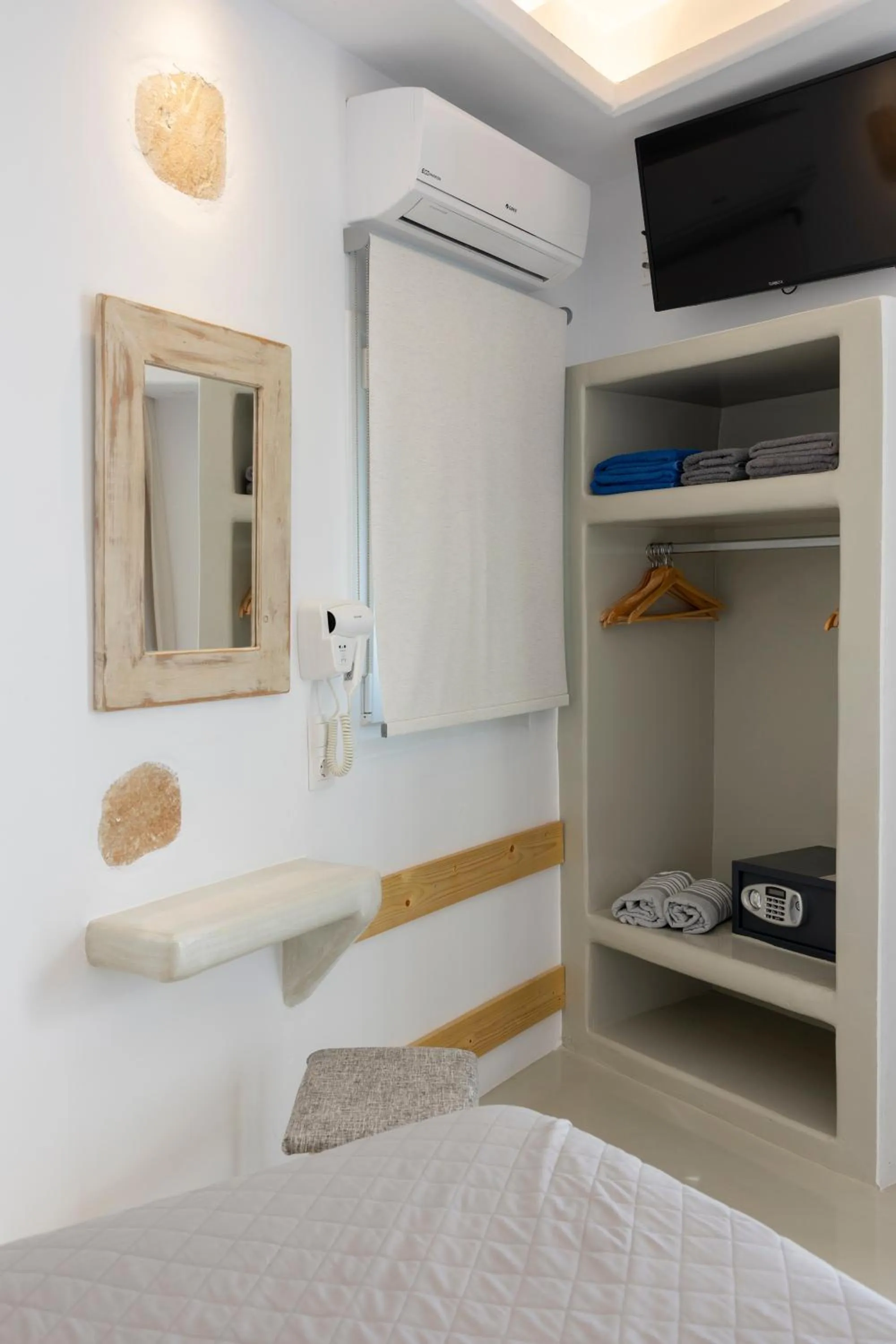 Bed in KrotiriBay adults