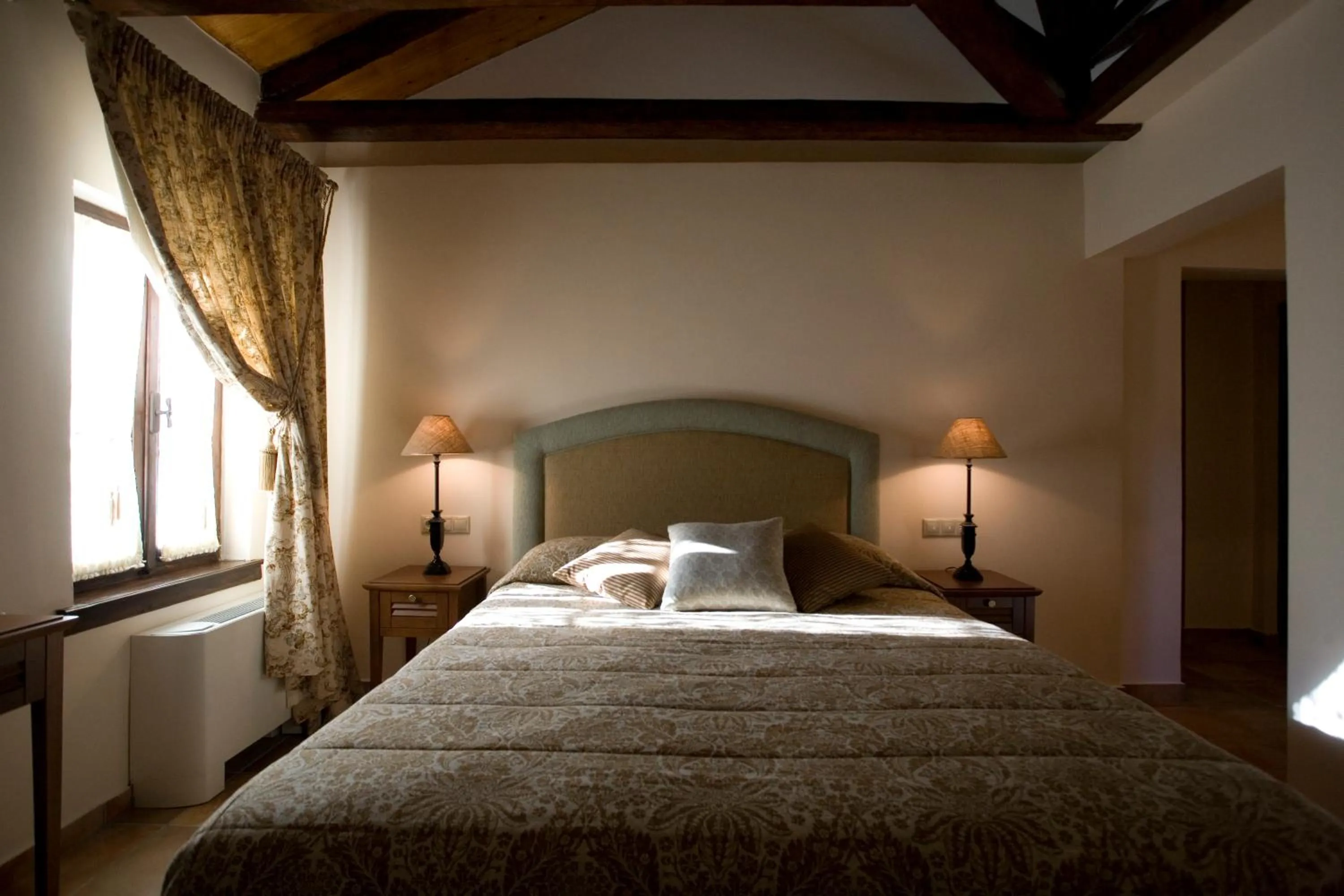 Photo of the whole room, Bed in Despotiko