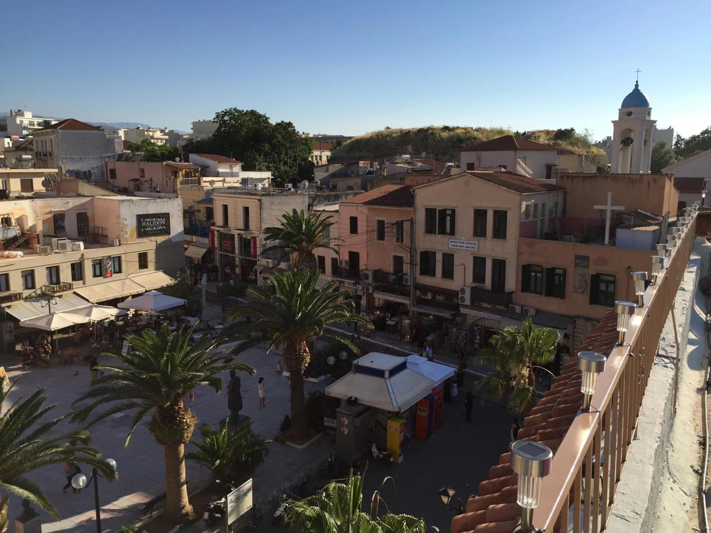 Day in Nikolas Rooms