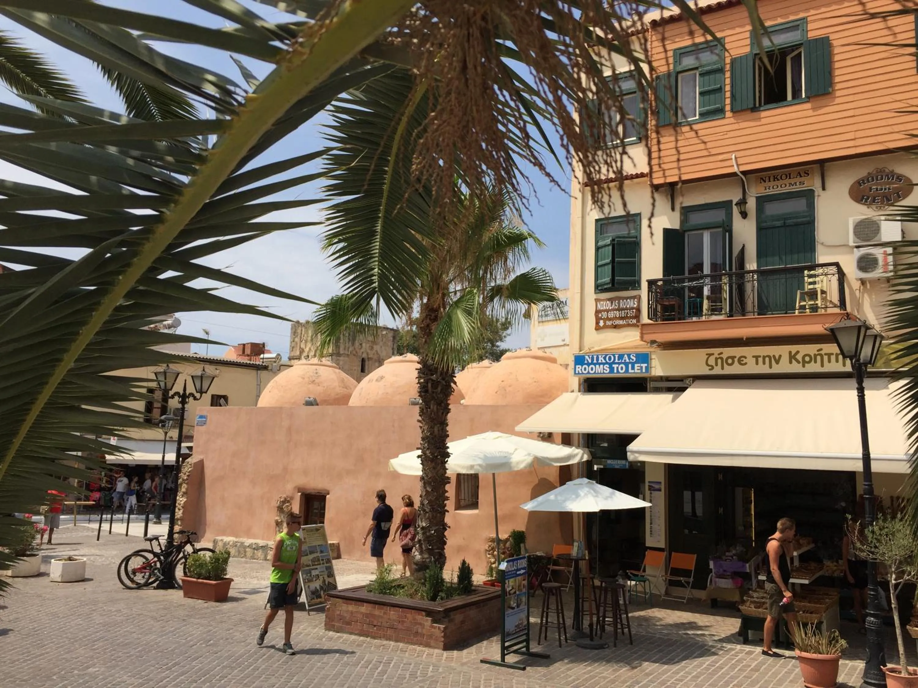 Day in Nikolas Rooms