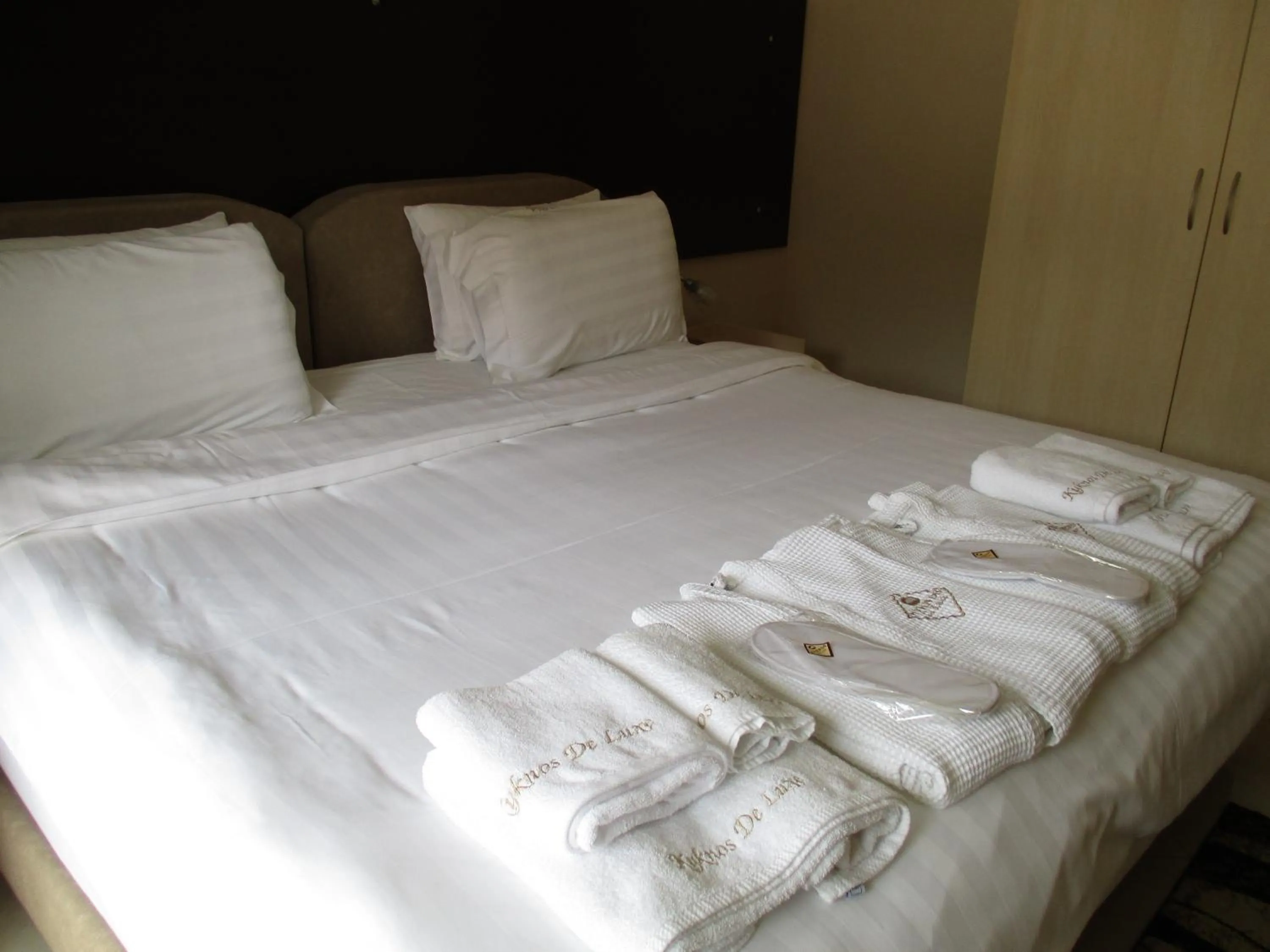 Bed in Kyknos De Luxe Suites & Rooms