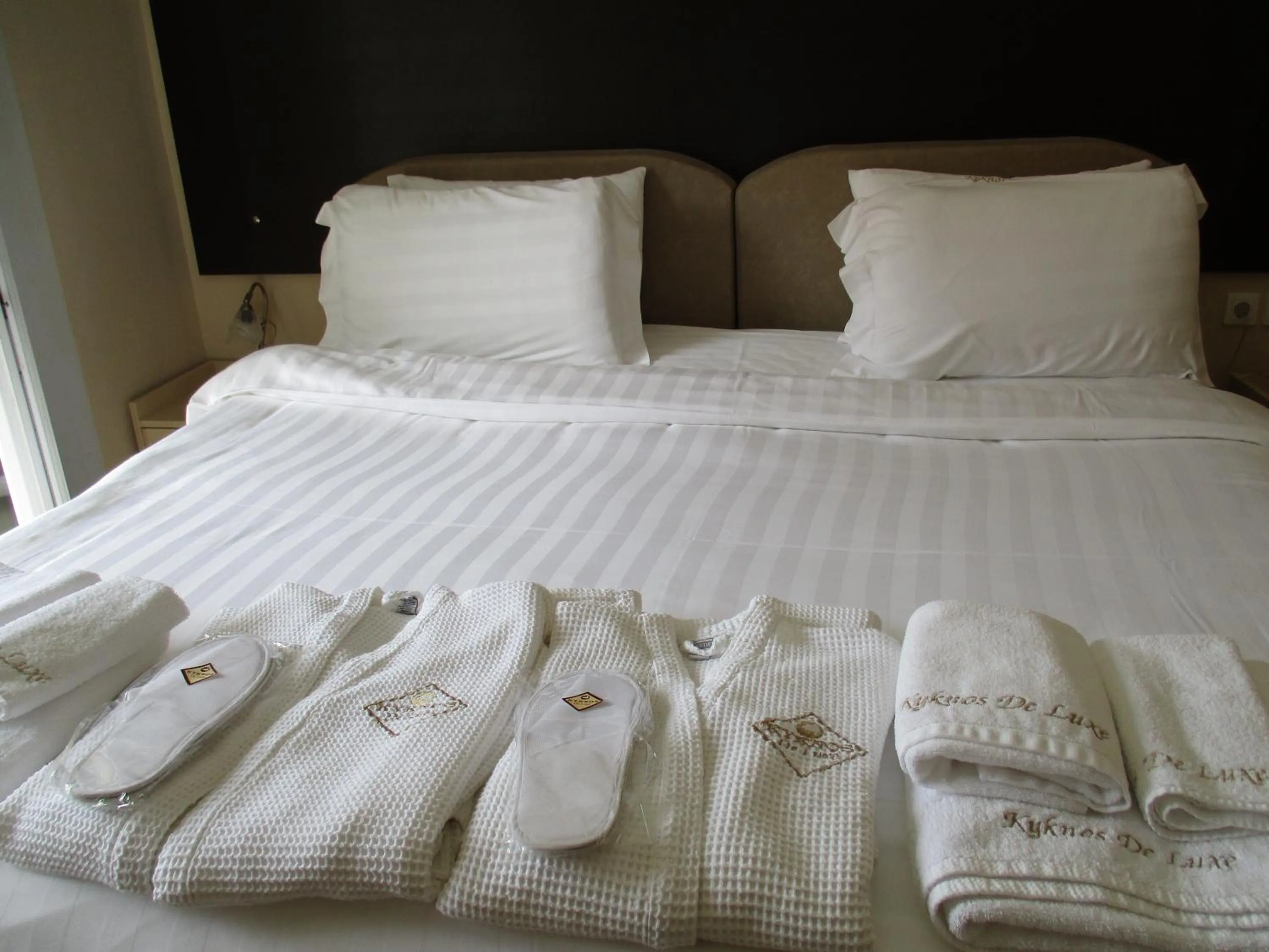 Bed in Kyknos De Luxe Suites & Rooms