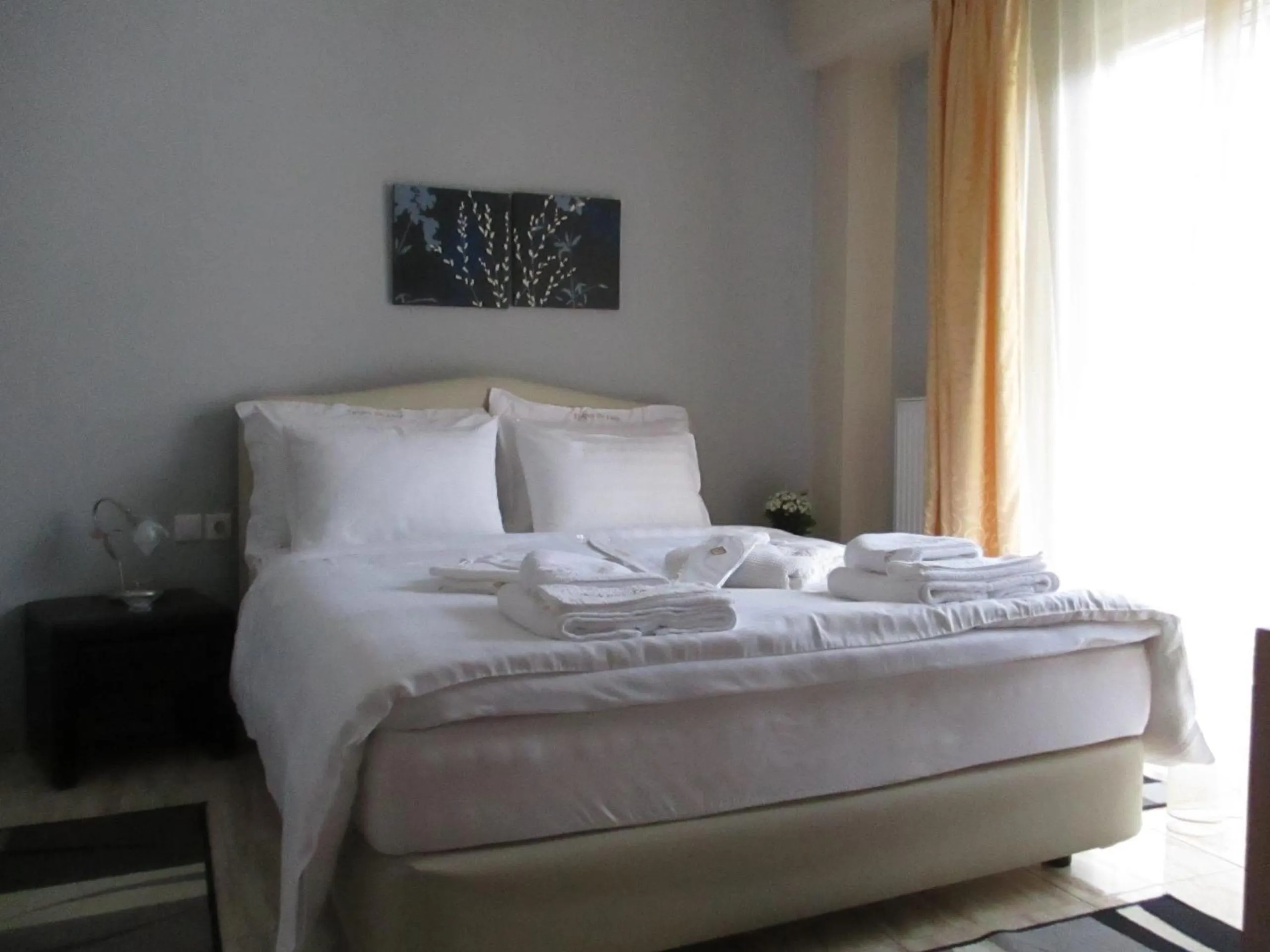 Photo of the whole room, Bed in Kyknos De Luxe Suites & Rooms