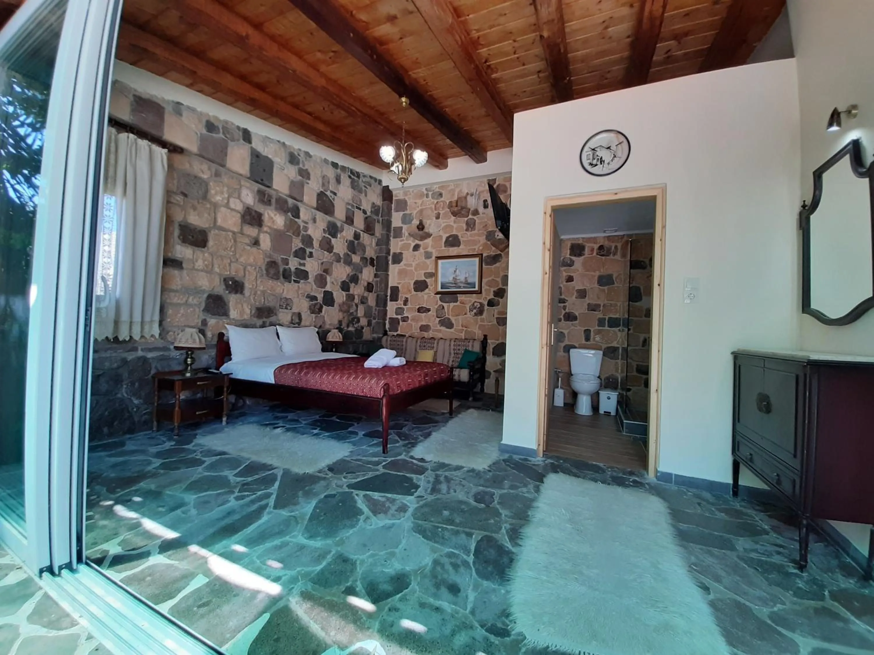 Photo of the whole room in Ela Mesa