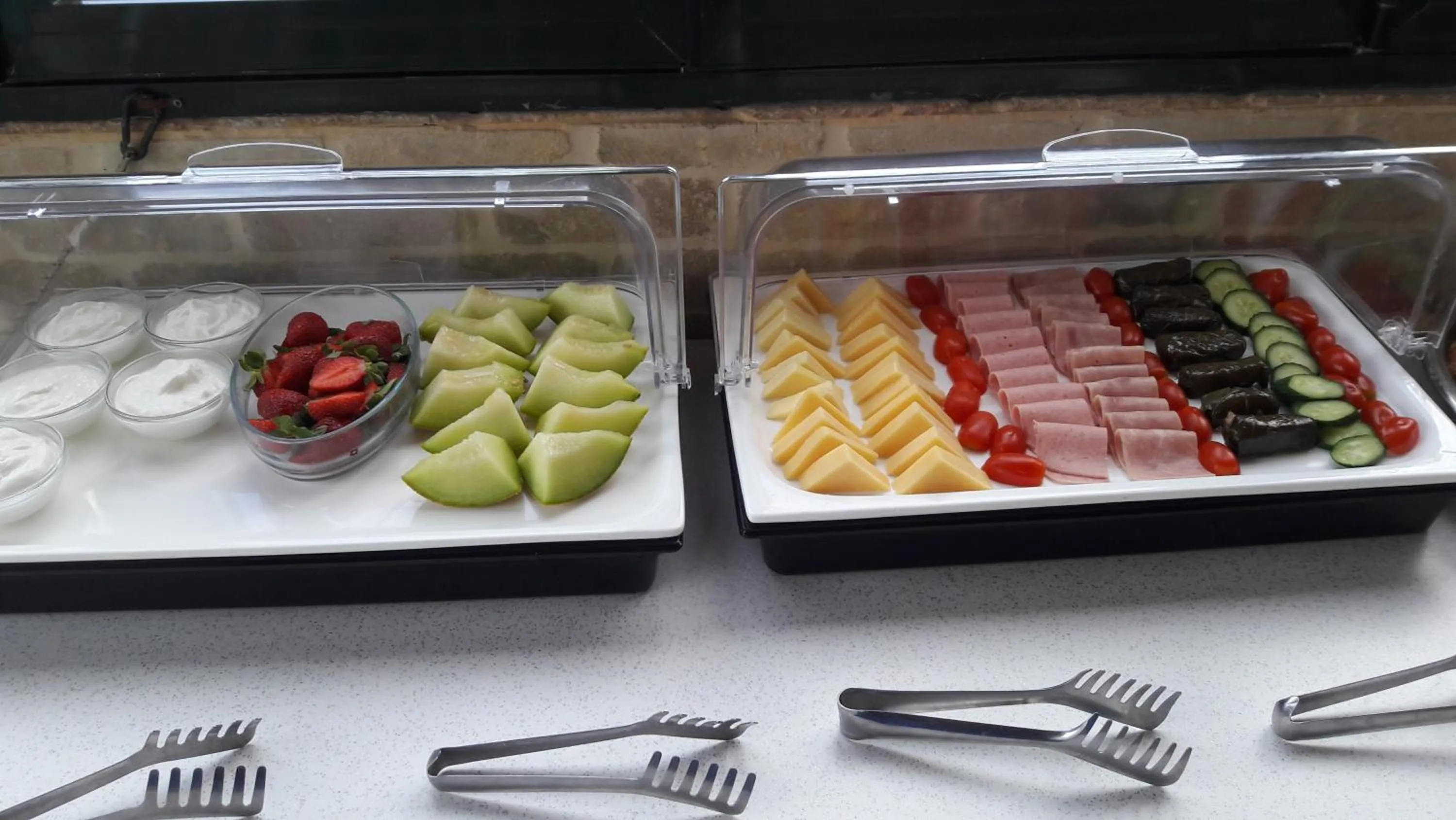 Buffet breakfast in Ela Mesa