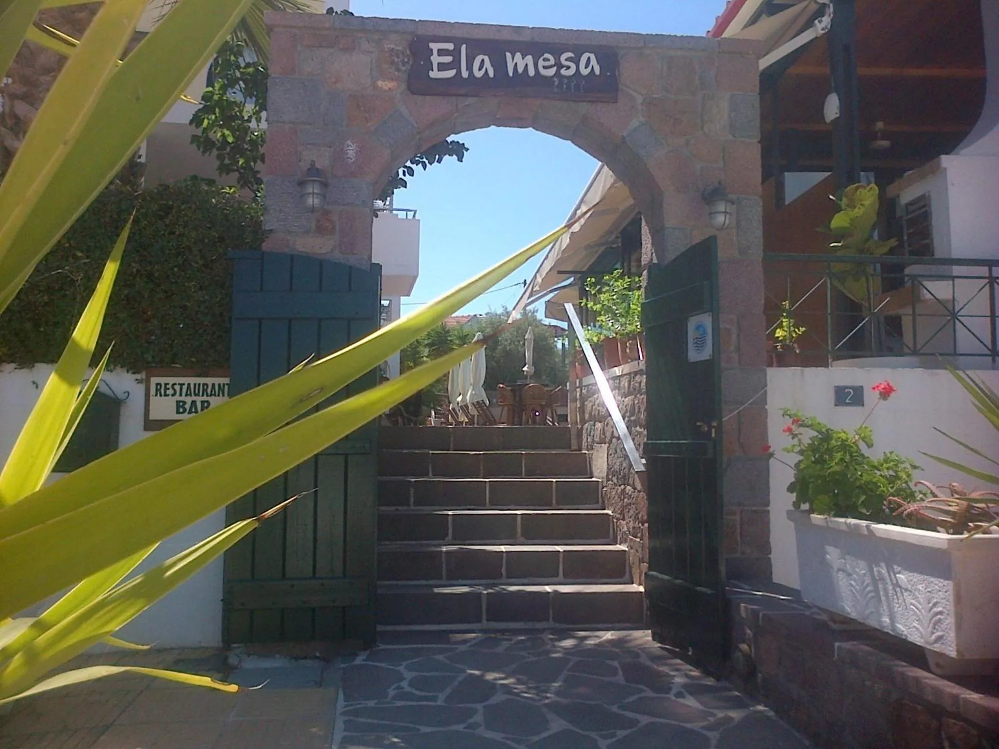 Facade/entrance in Ela Mesa