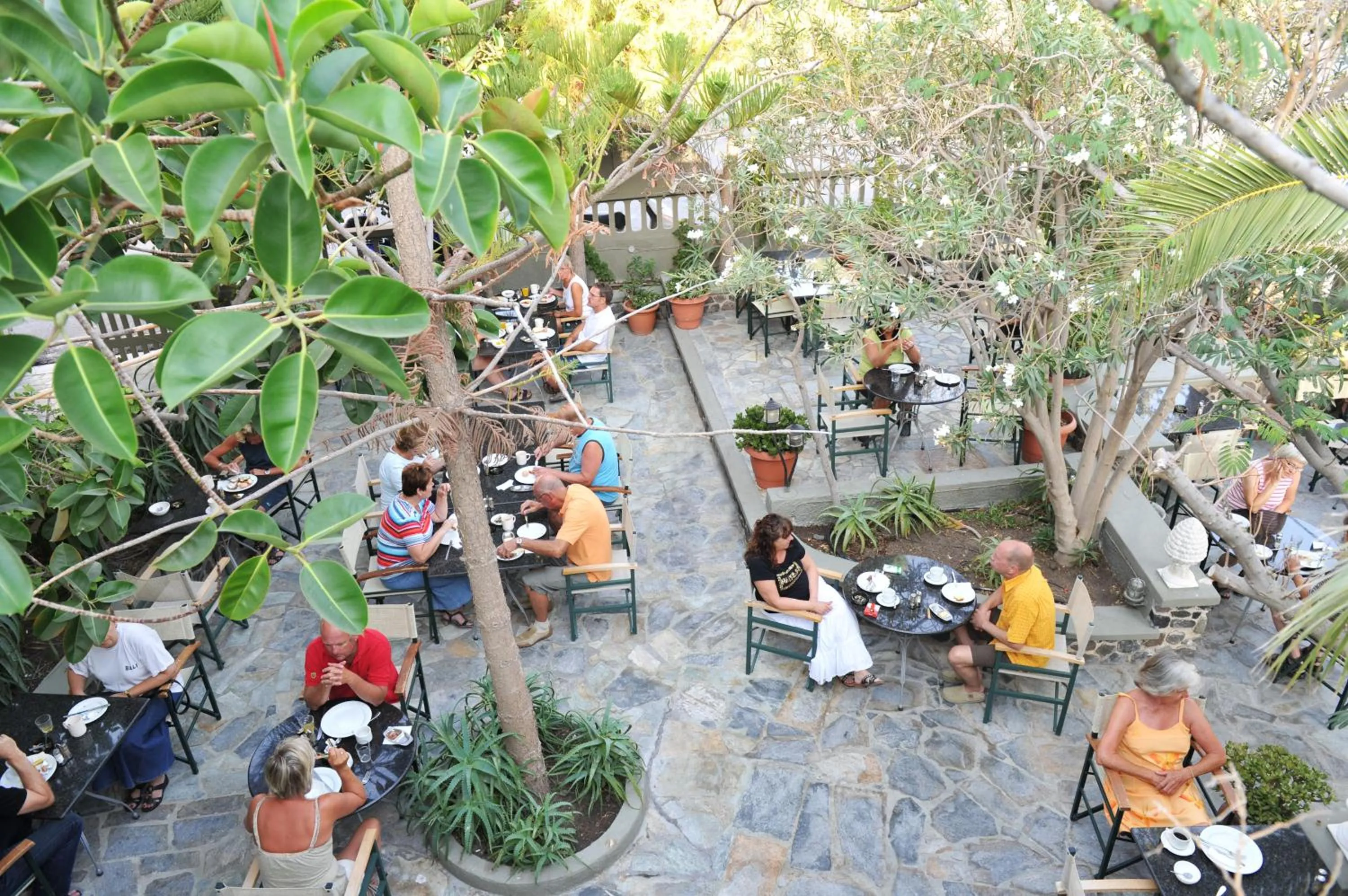 Restaurant/places to eat in Zephyros Hotel