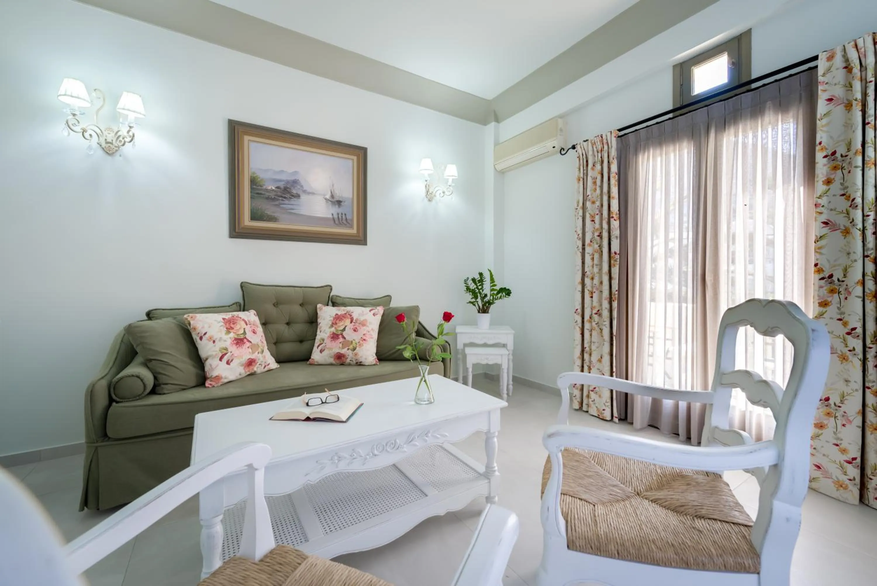 Seating area, Bed in Zephyros Hotel