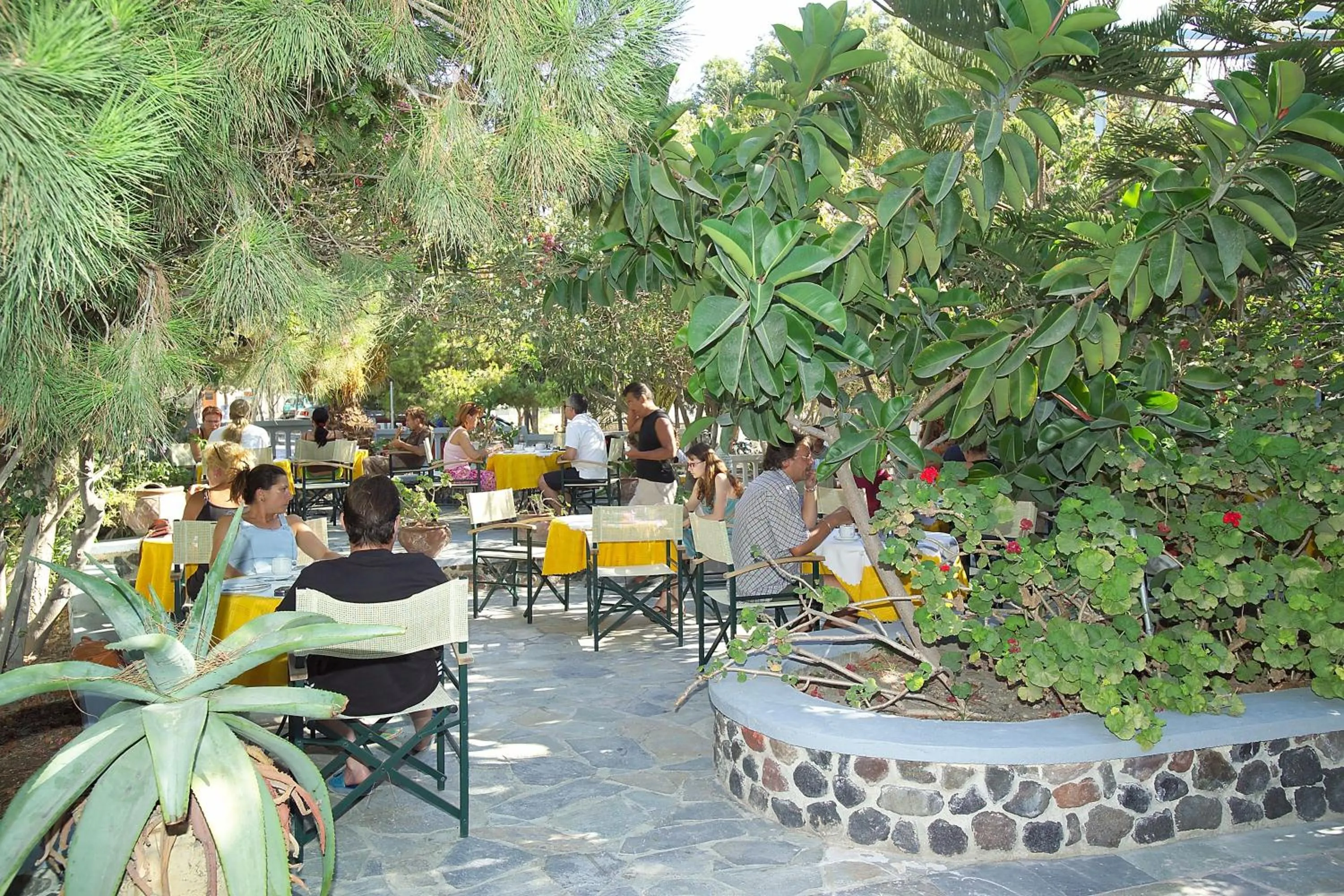 Restaurant/places to eat in Zephyros Hotel