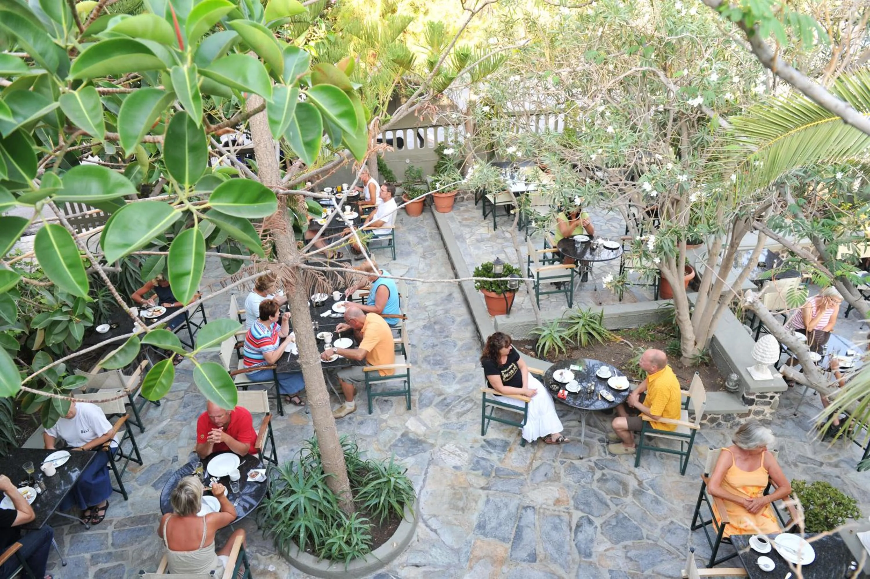 Restaurant/places to eat in Zephyros Hotel