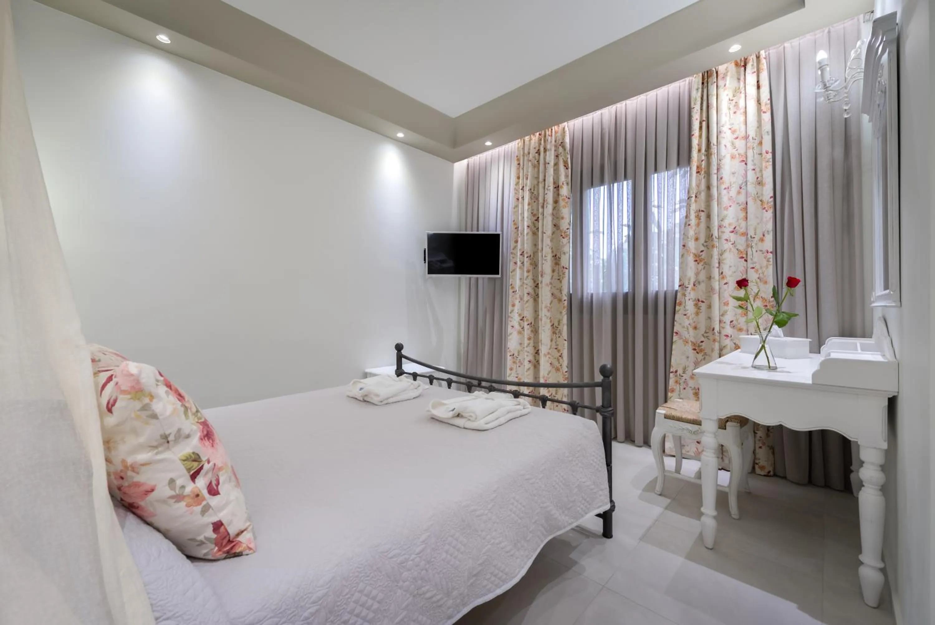 Bedroom, Bed in Zephyros Hotel