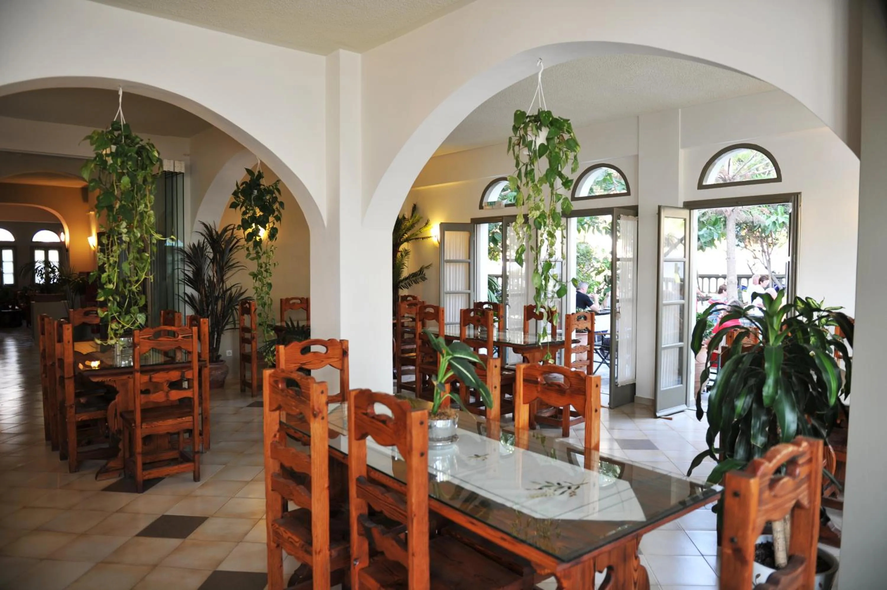 Restaurant/places to eat in Zephyros Hotel