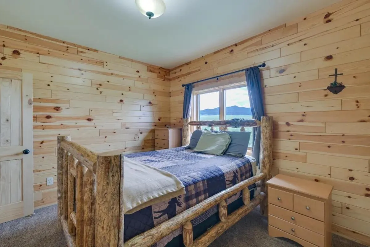 Bed in Sportsman Lodge Melrose MT