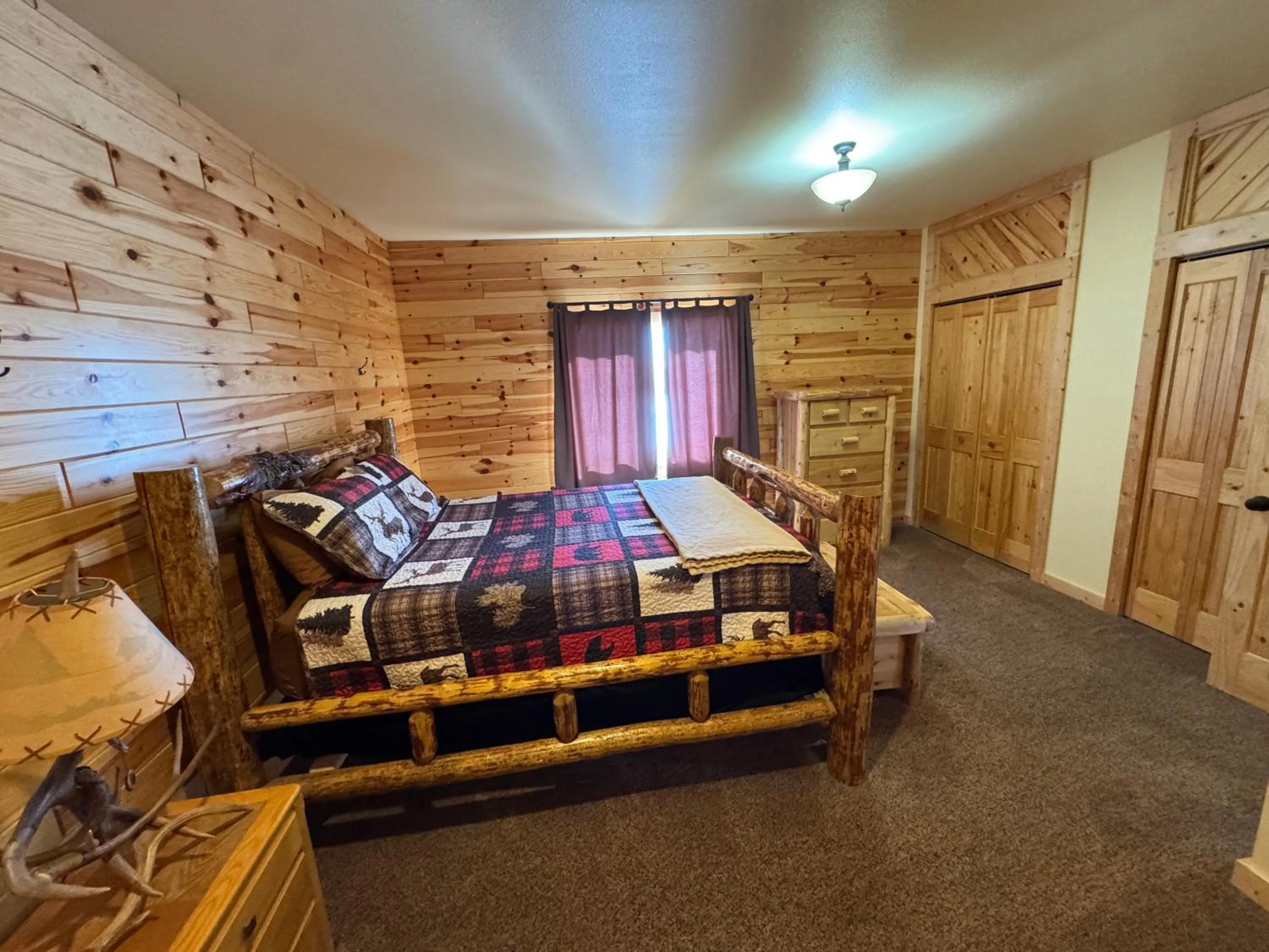 Bed in Sportsman Lodge Melrose MT