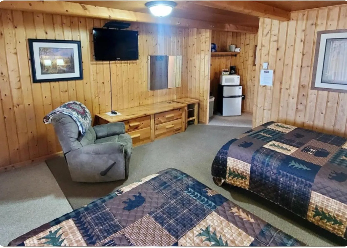 Bed in Sportsman Lodge Melrose MT