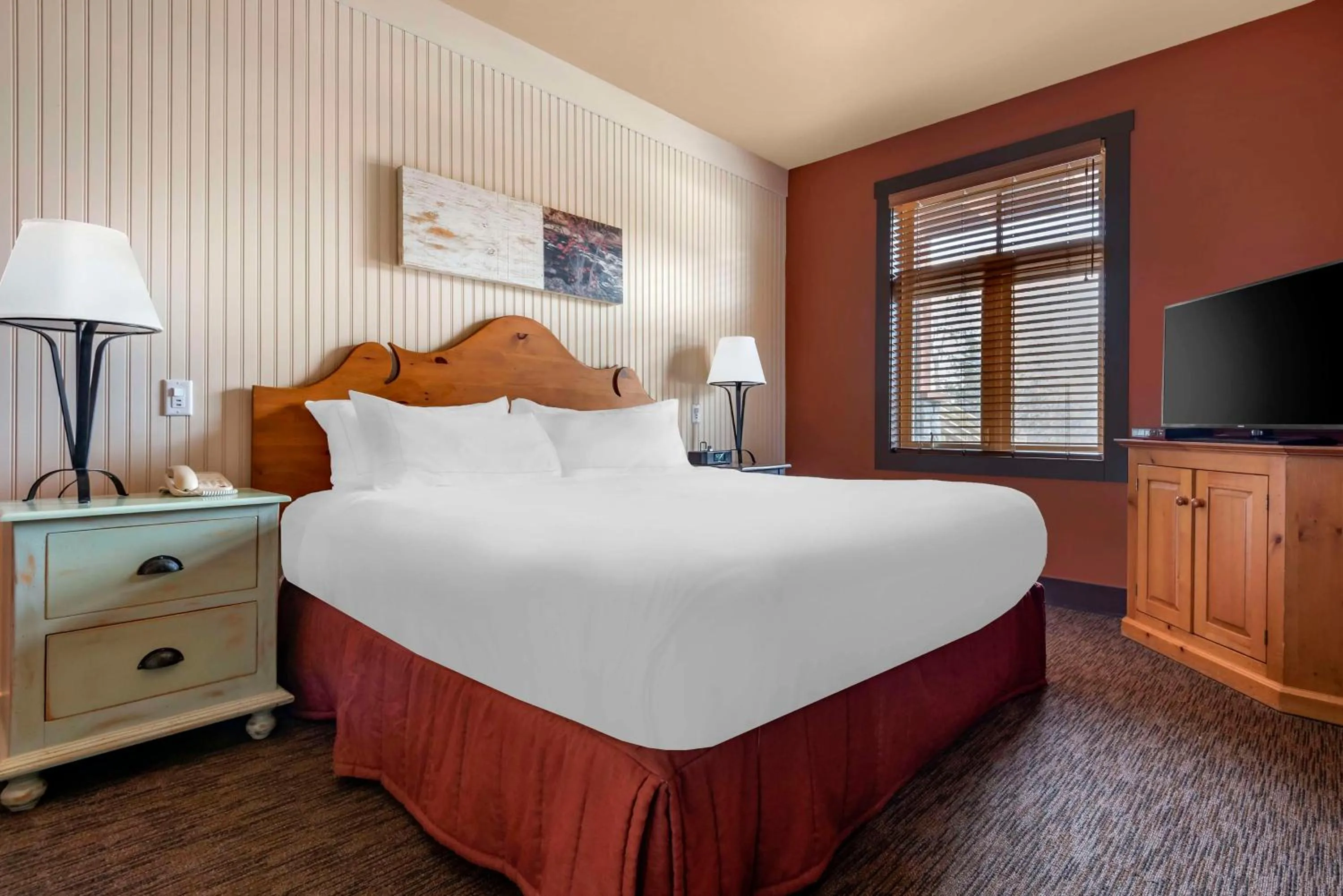 Photo of the whole room, Bed in Hilton Grand Vacations Club Blue Mountain Canada