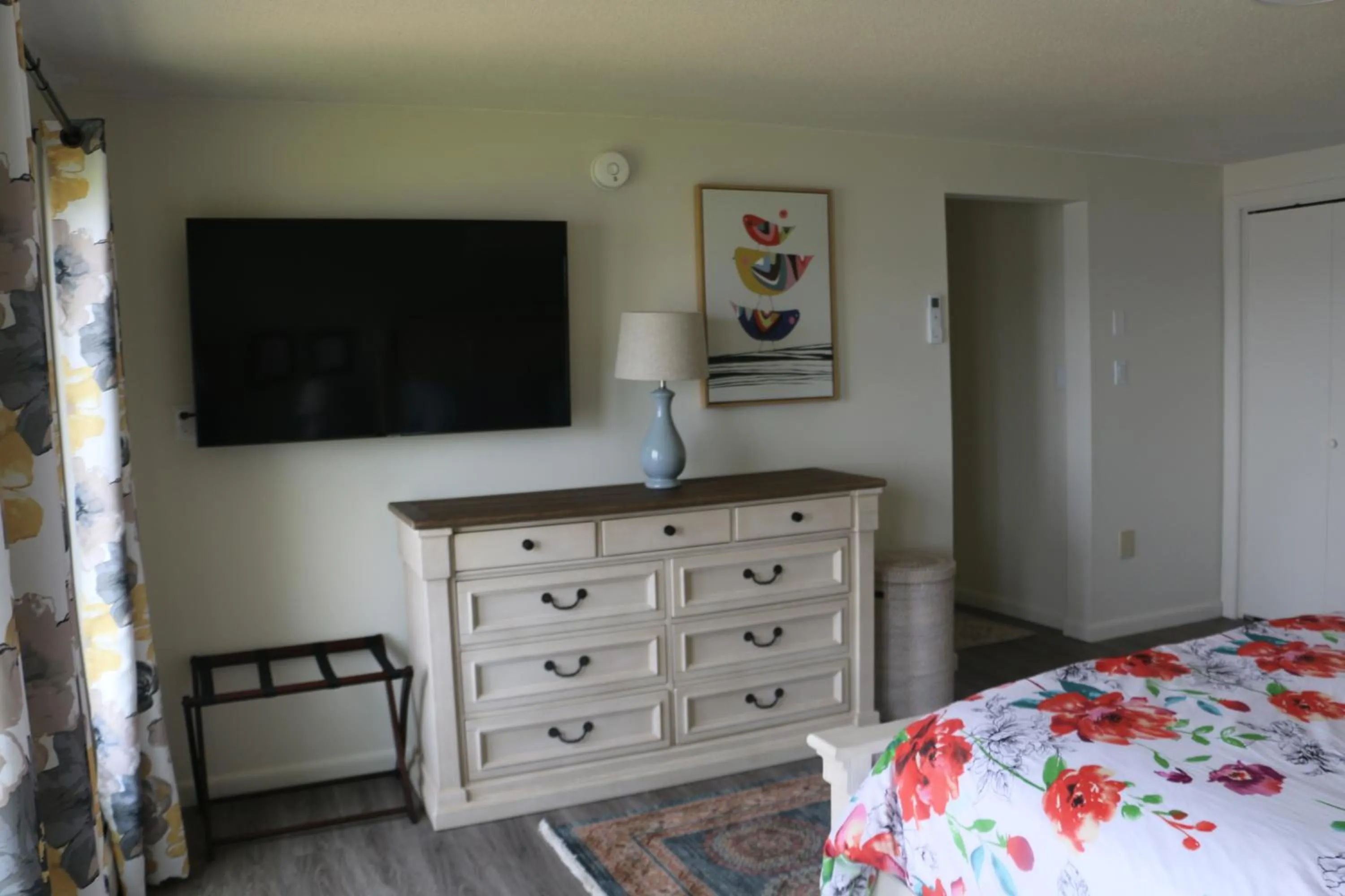 TV and multimedia, Bed in Lakeshore Vermont