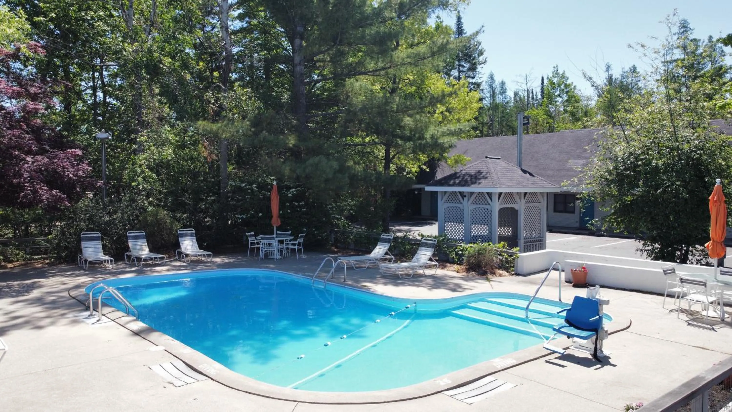 Swimming pool in Traverse Bay Inn