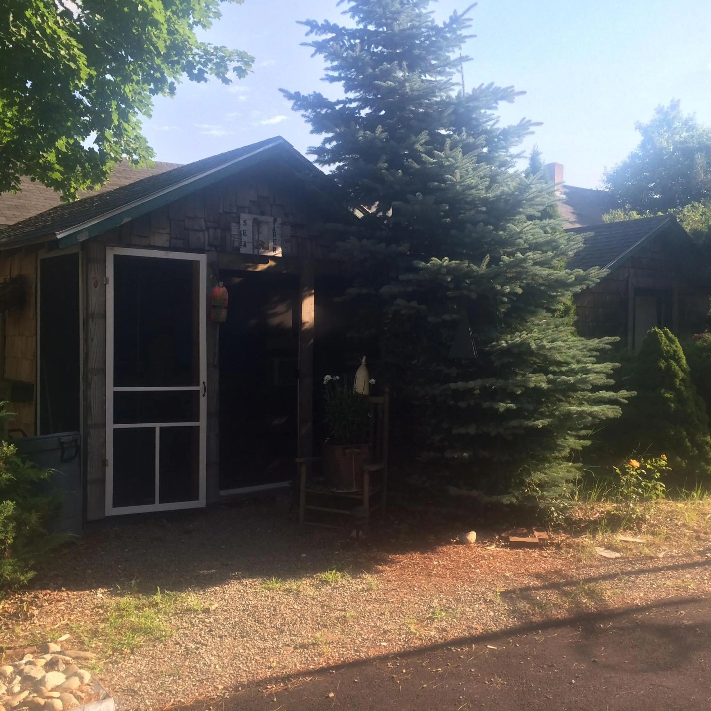 Facade/entrance in Seafarer Inn and Cottages