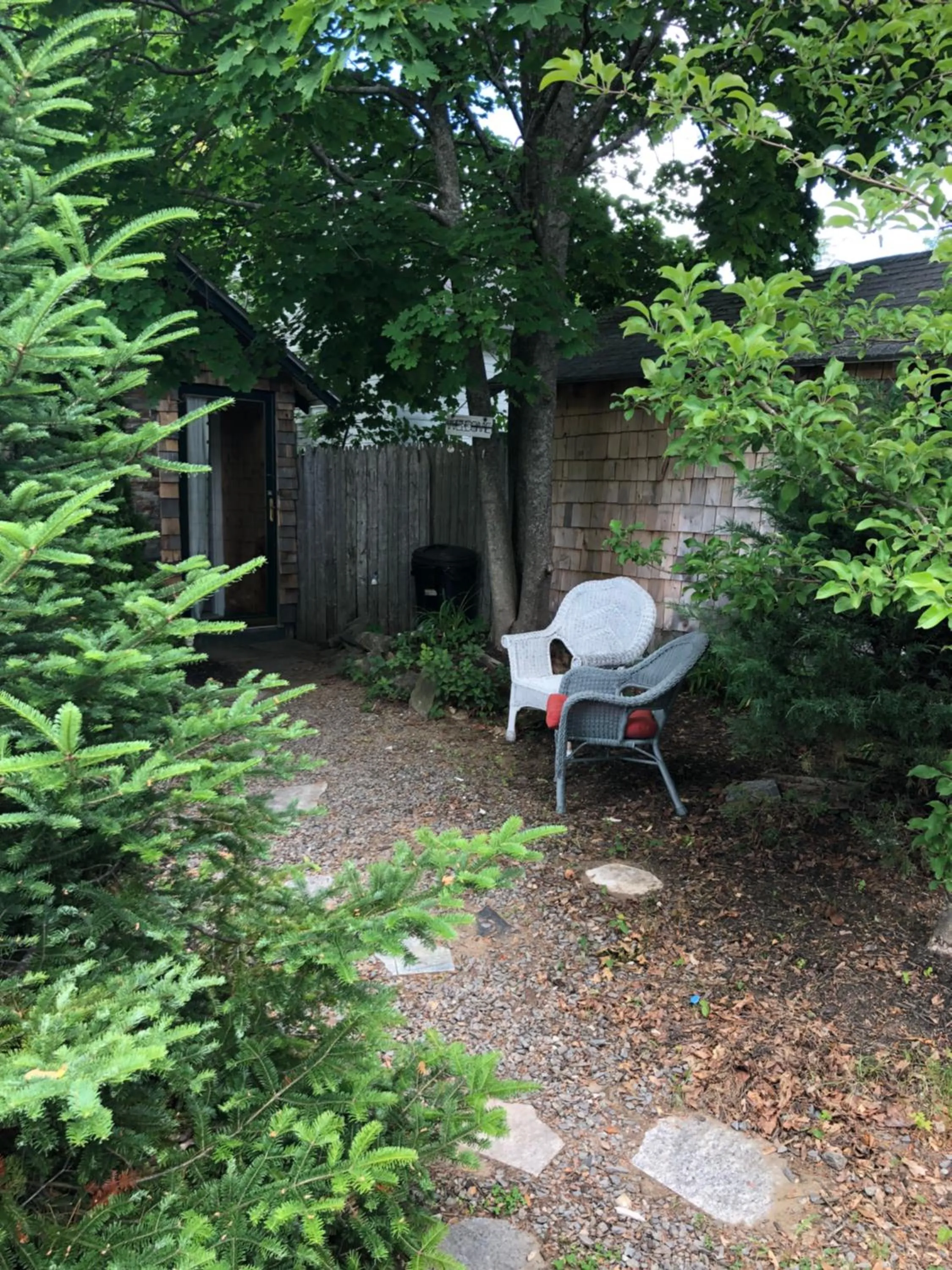 Garden in Seafarer Inn and Cottages