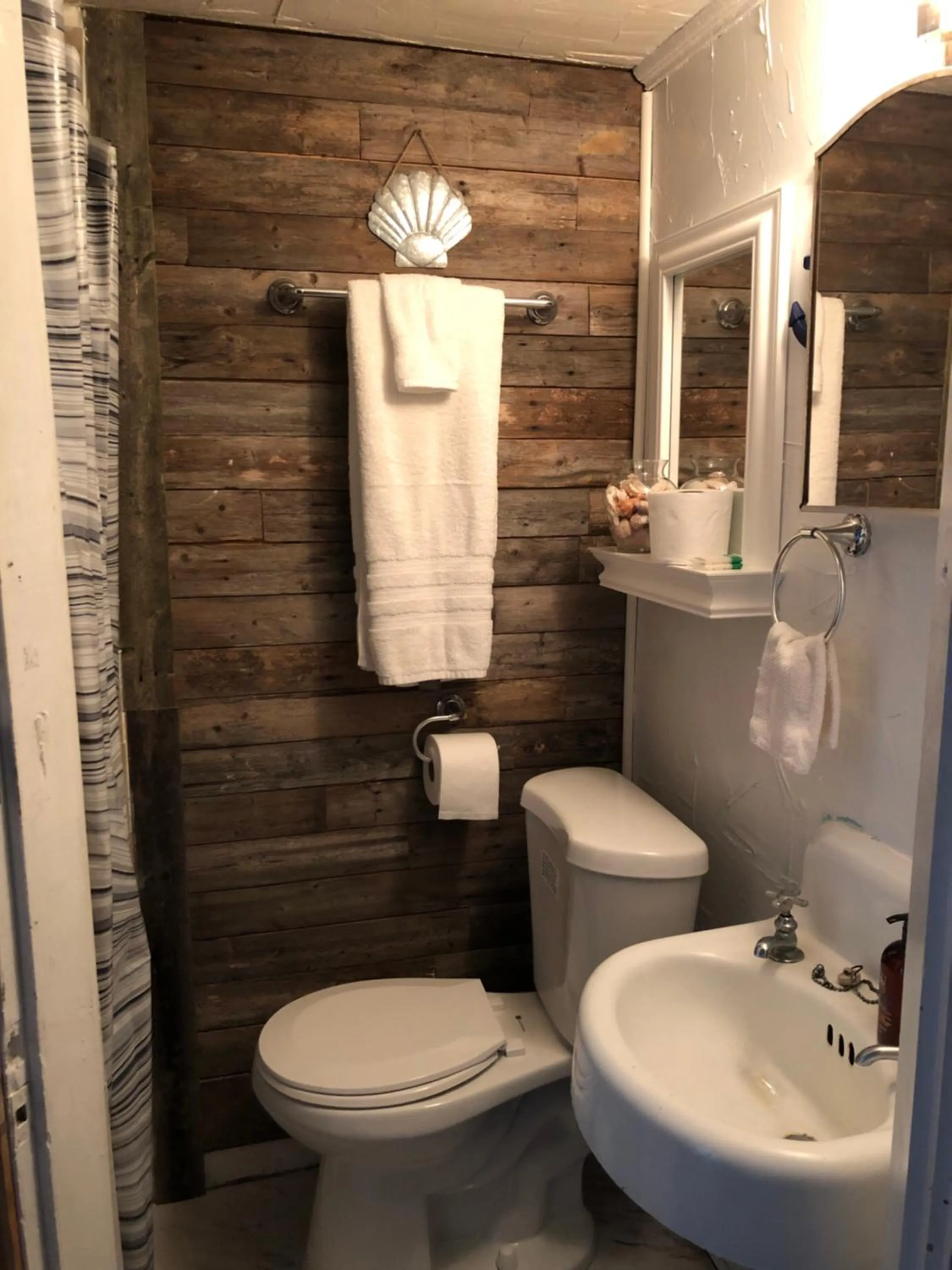Bathroom in Seafarer Inn and Cottages