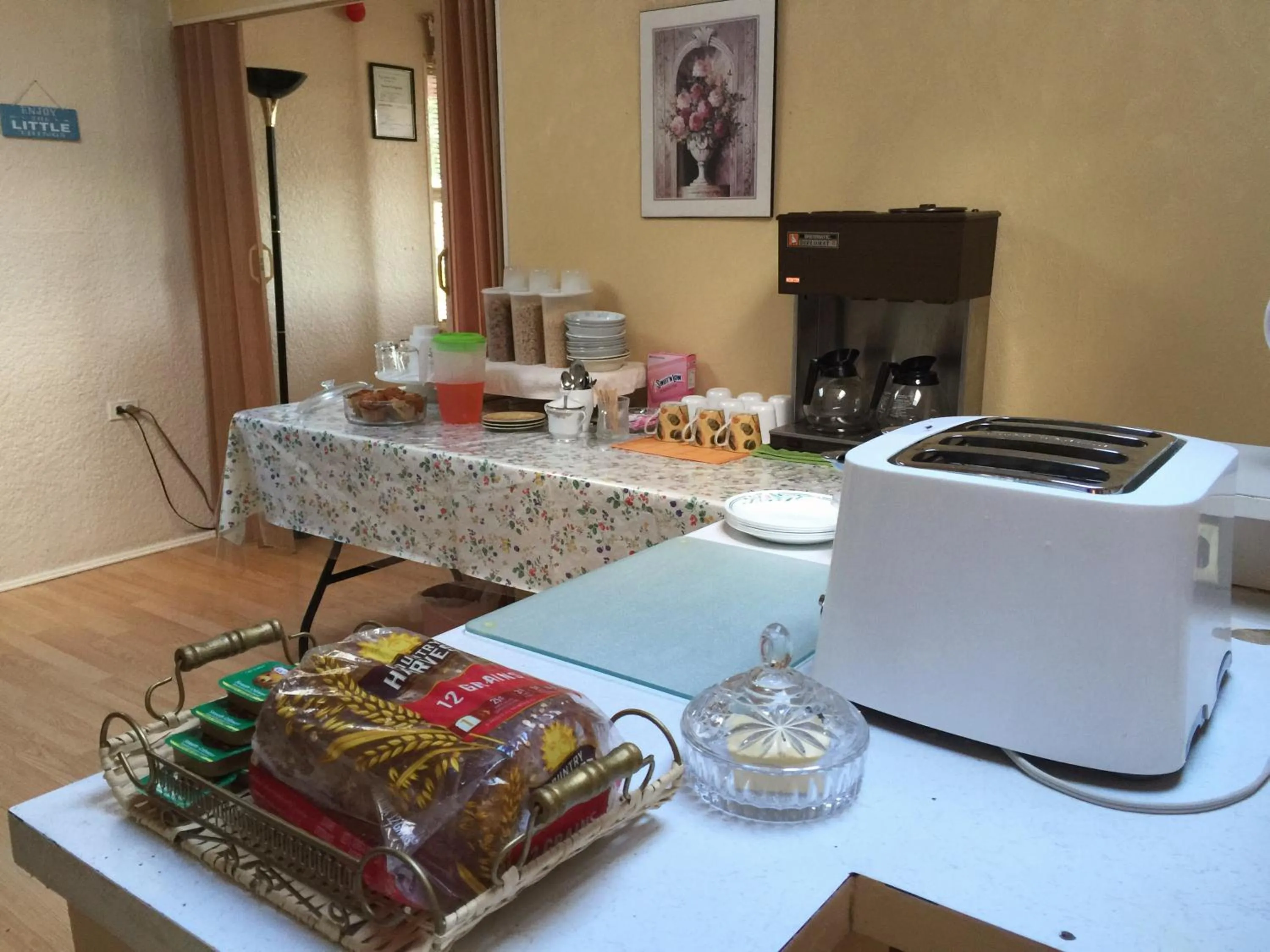 Continental breakfast in Evergreen Motel