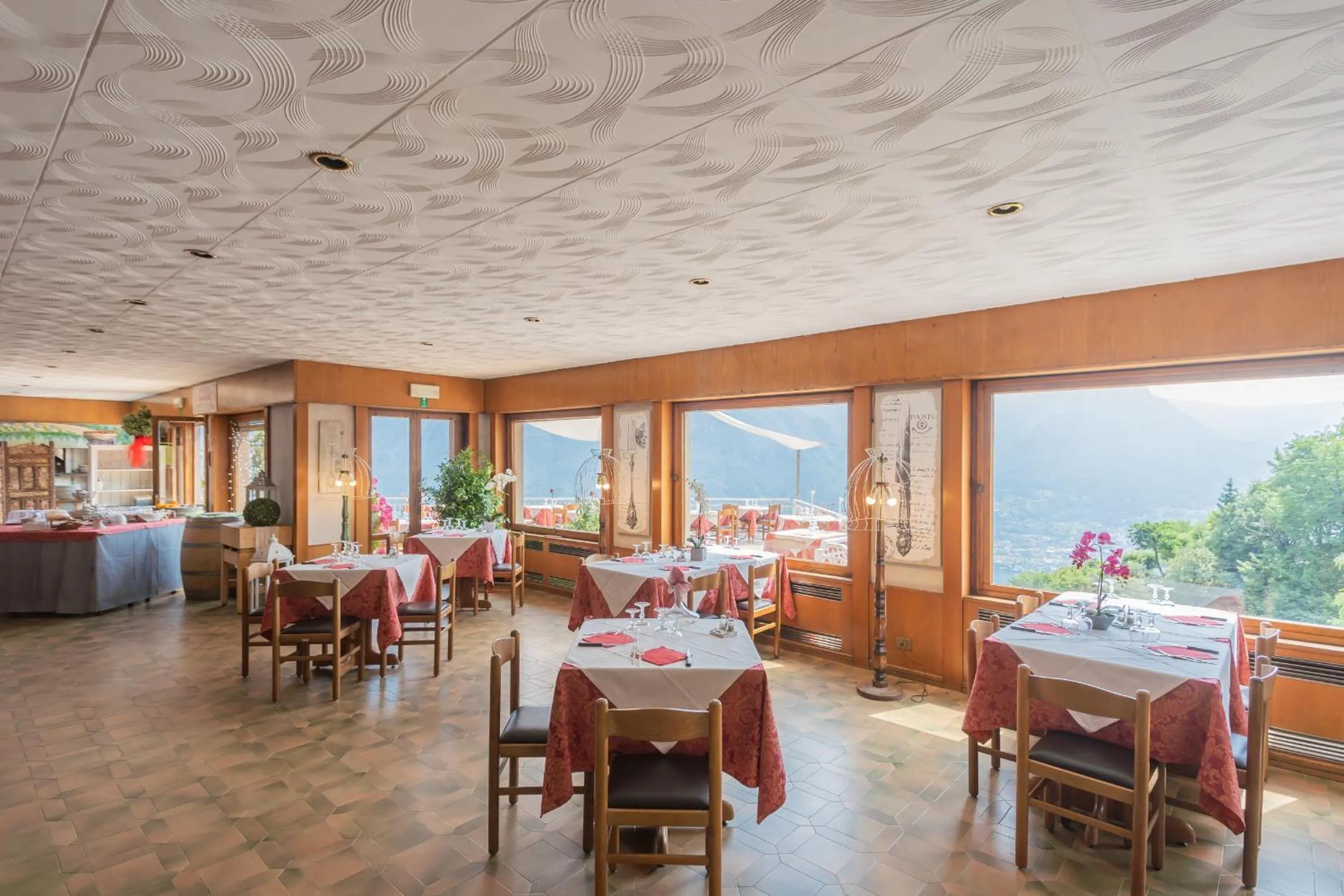 Restaurant/places to eat in Hotel Mirabeau