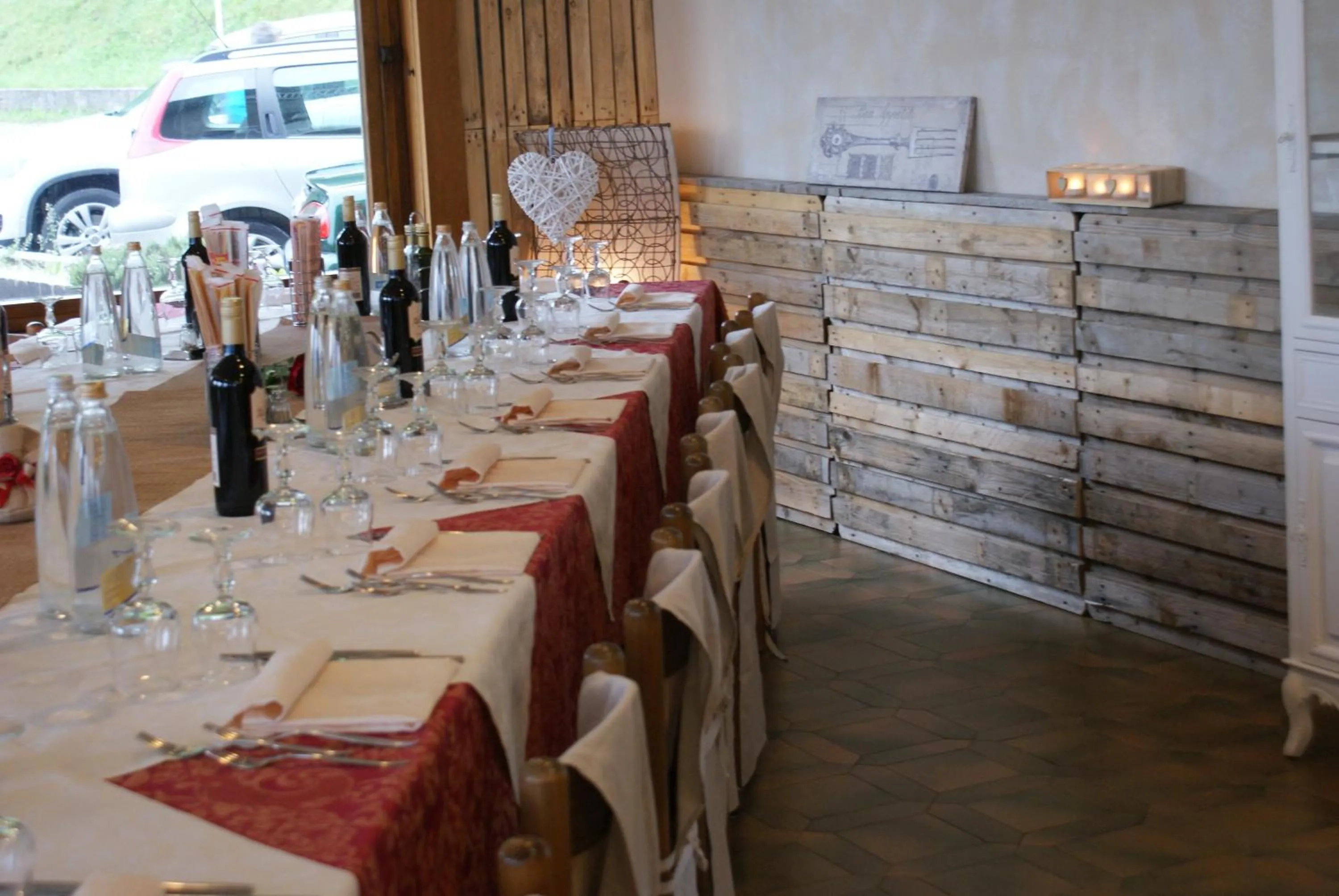 Restaurant/places to eat in Hotel Mirabeau