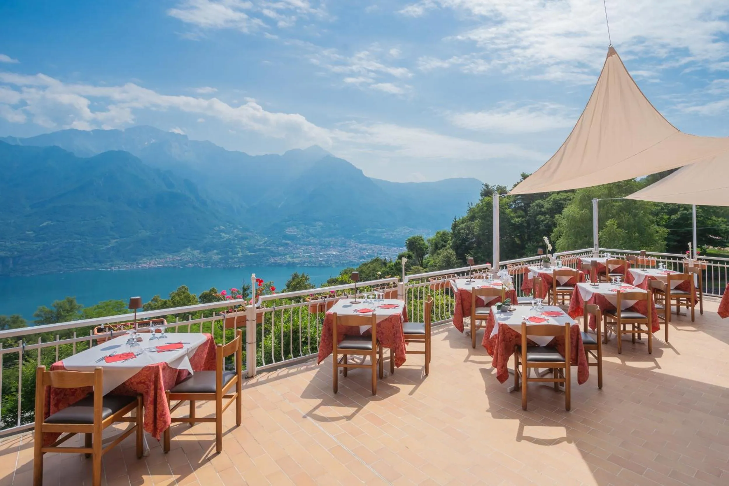 Restaurant/places to eat in Hotel Mirabeau