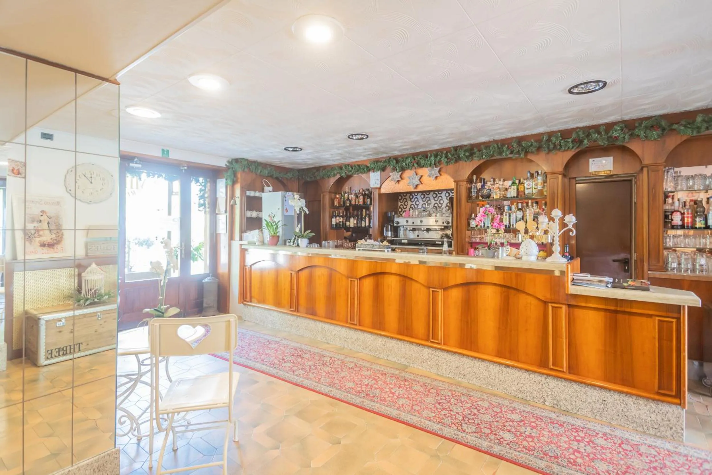 Restaurant/places to eat in Hotel Mirabeau