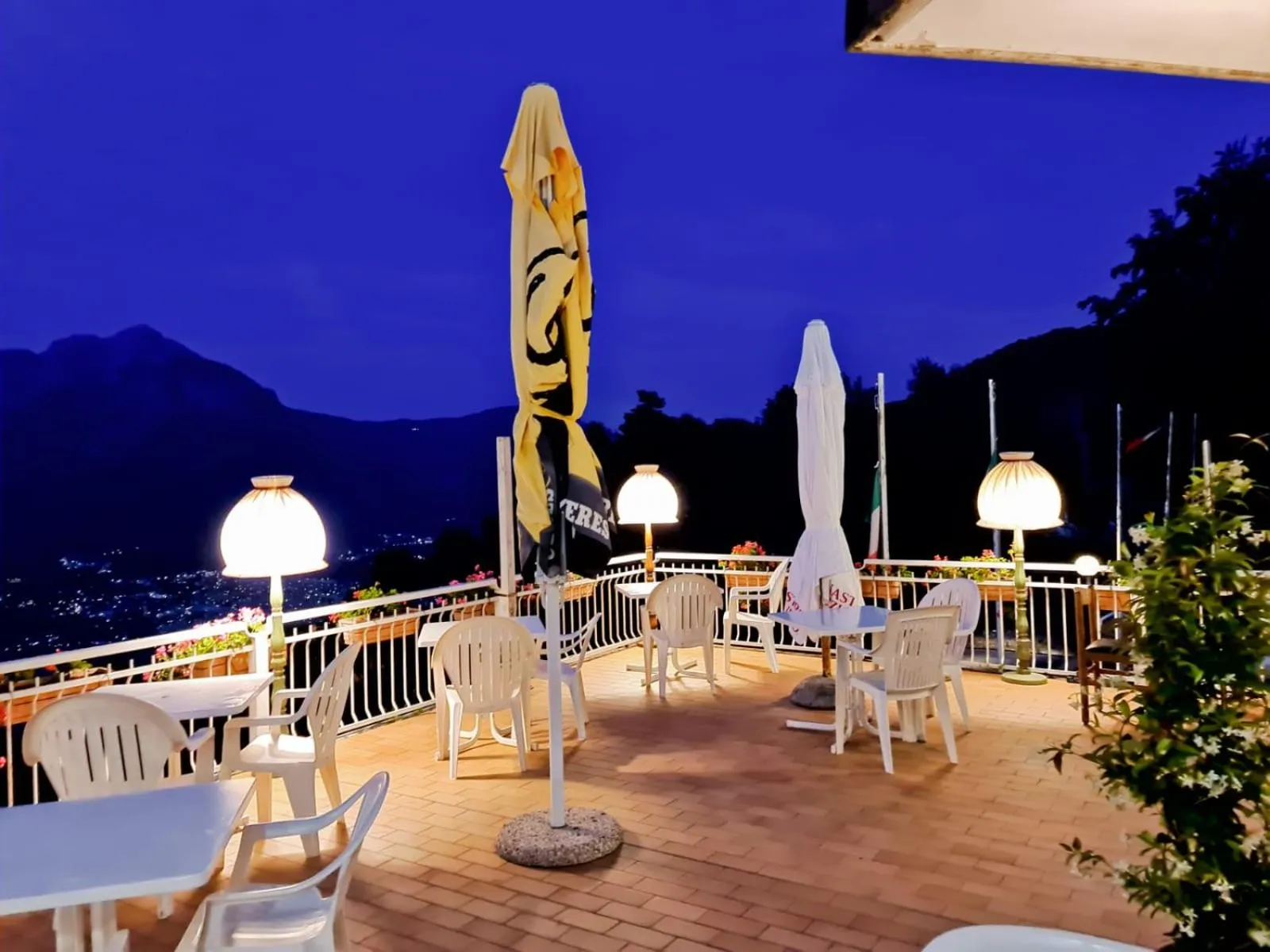 Property building in Hotel Mirabeau