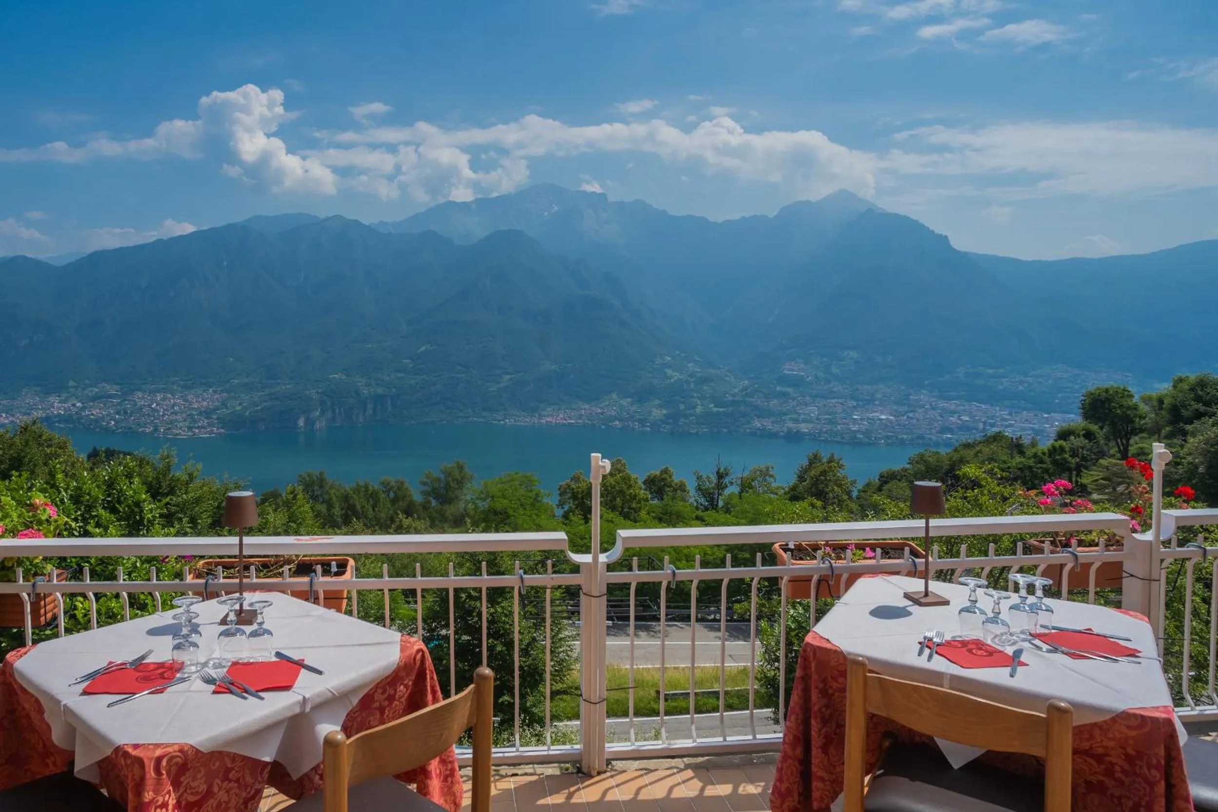 Restaurant/places to eat in Hotel Mirabeau