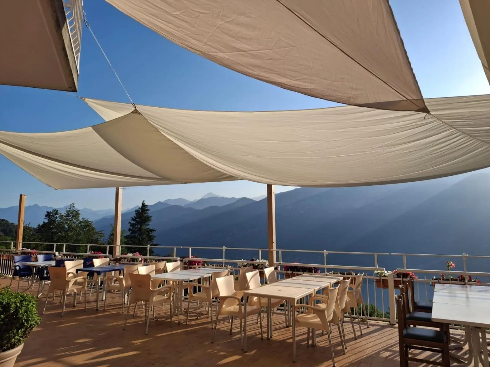 Property building in Hotel Mirabeau