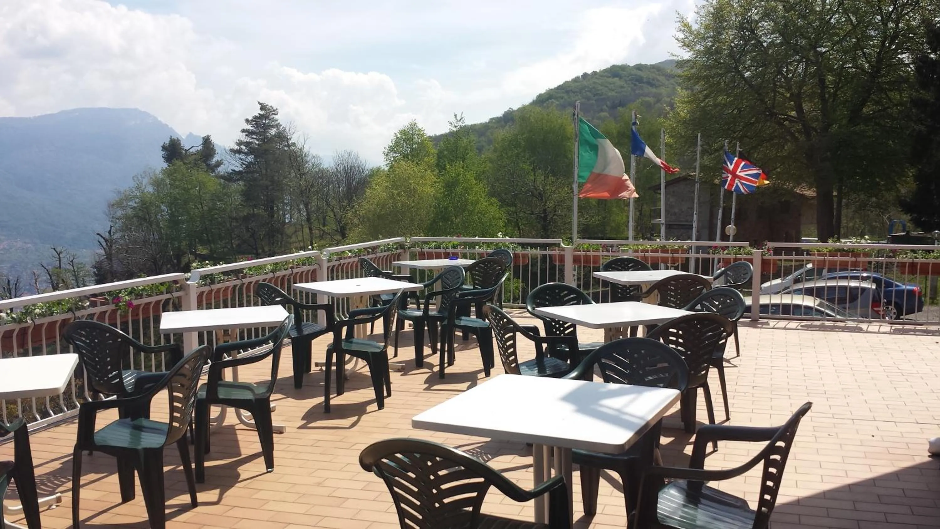 Restaurant/places to eat in Hotel Mirabeau