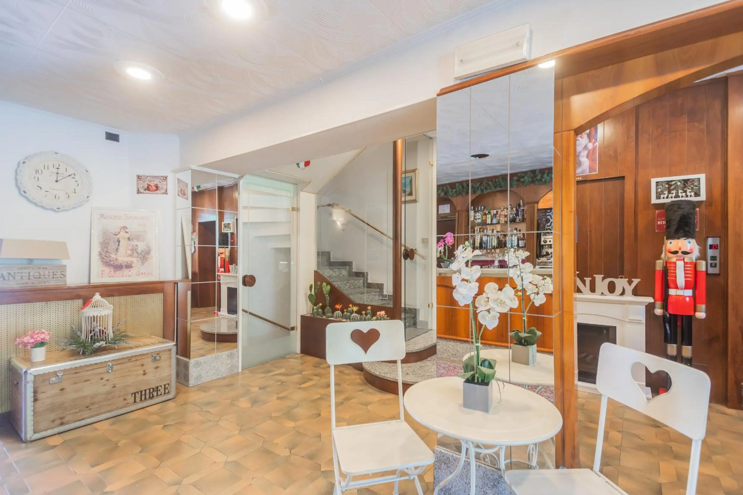 Restaurant/places to eat in Hotel Mirabeau