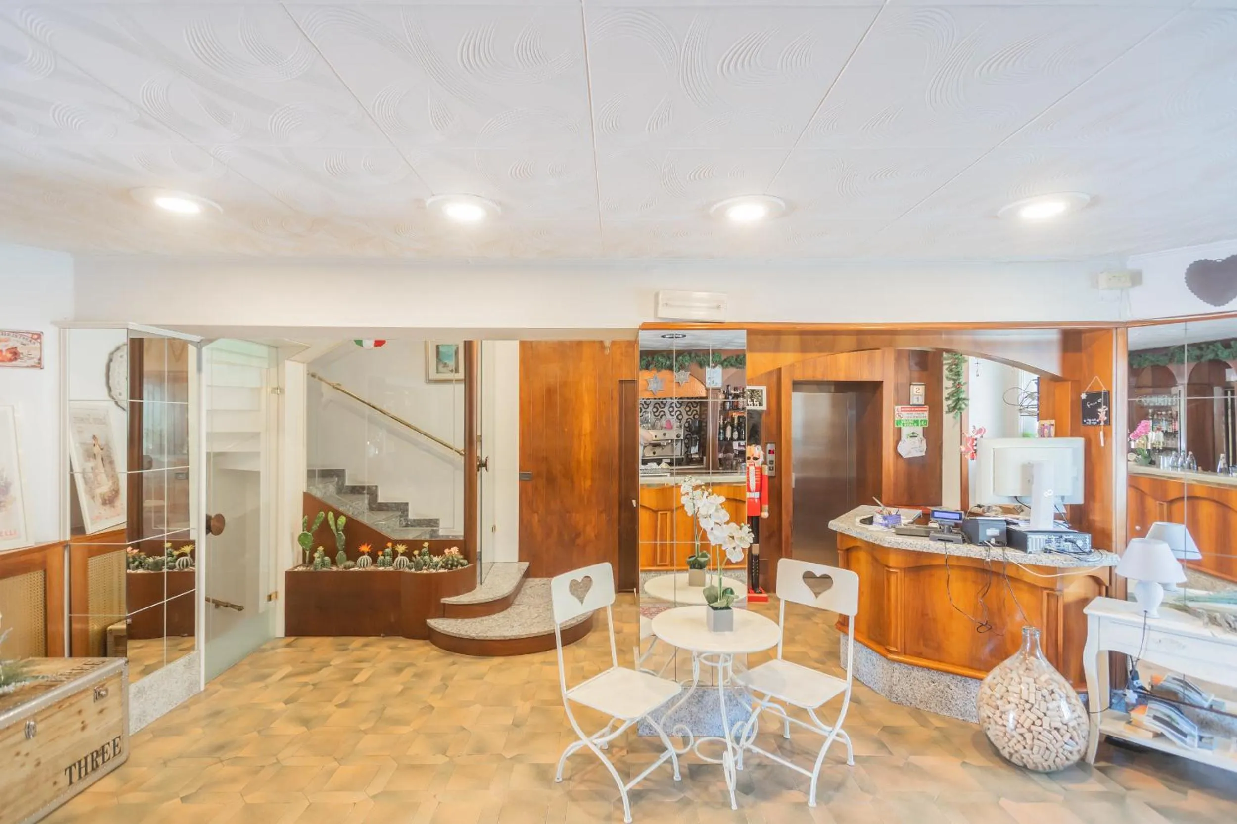 Restaurant/places to eat in Hotel Mirabeau